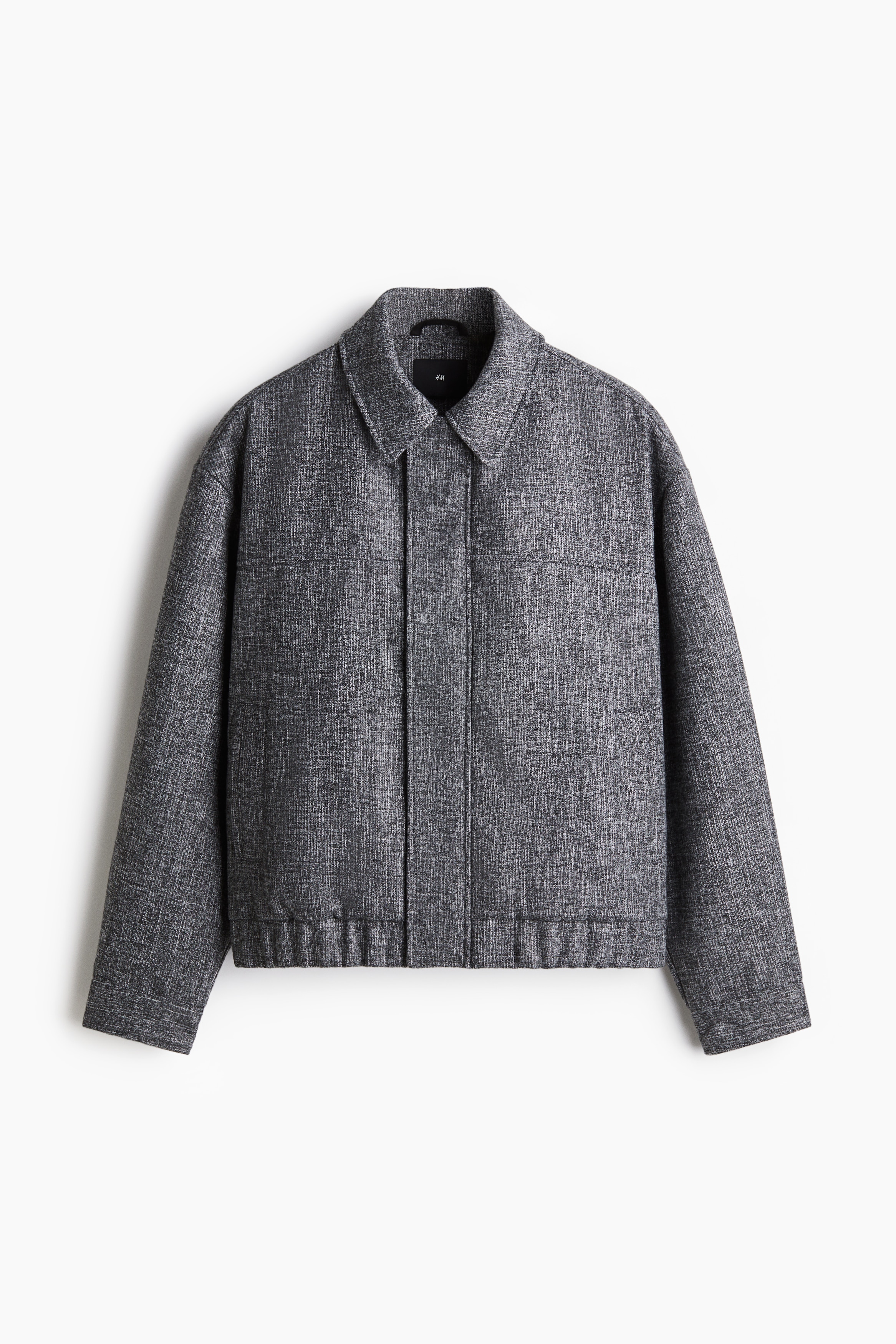 트위드 소재의 칼라 재킷. 지퍼와 윈드 플랩 클로저. 앞뒷면 요크. 히든 스냅버튼이 있는 옆면 웰트포켓. 긴소매. 소맷단에 트임과 스냅버튼이 있음. 신축성 아랫단. 착용감이 편안하고 클래식한 레귤러핏 실루엣. 안감 부착. 이미지