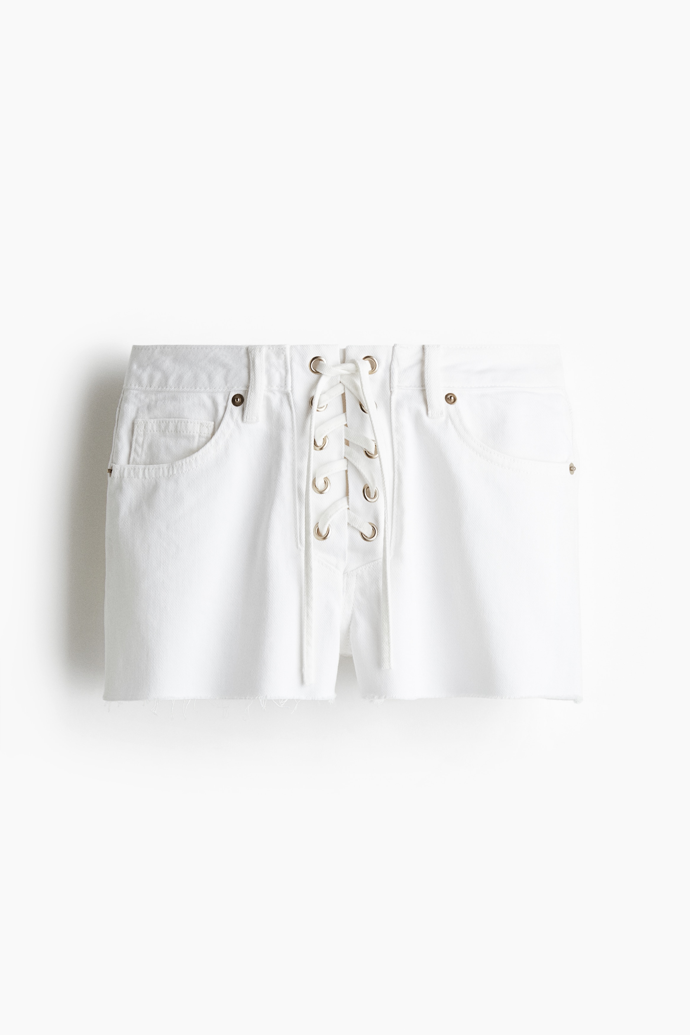 하이웨이스트 스타일의 5포켓 데님 반바지. 앞면 레이스업 디테일. 마감을 생략한 아랫단. 이미지