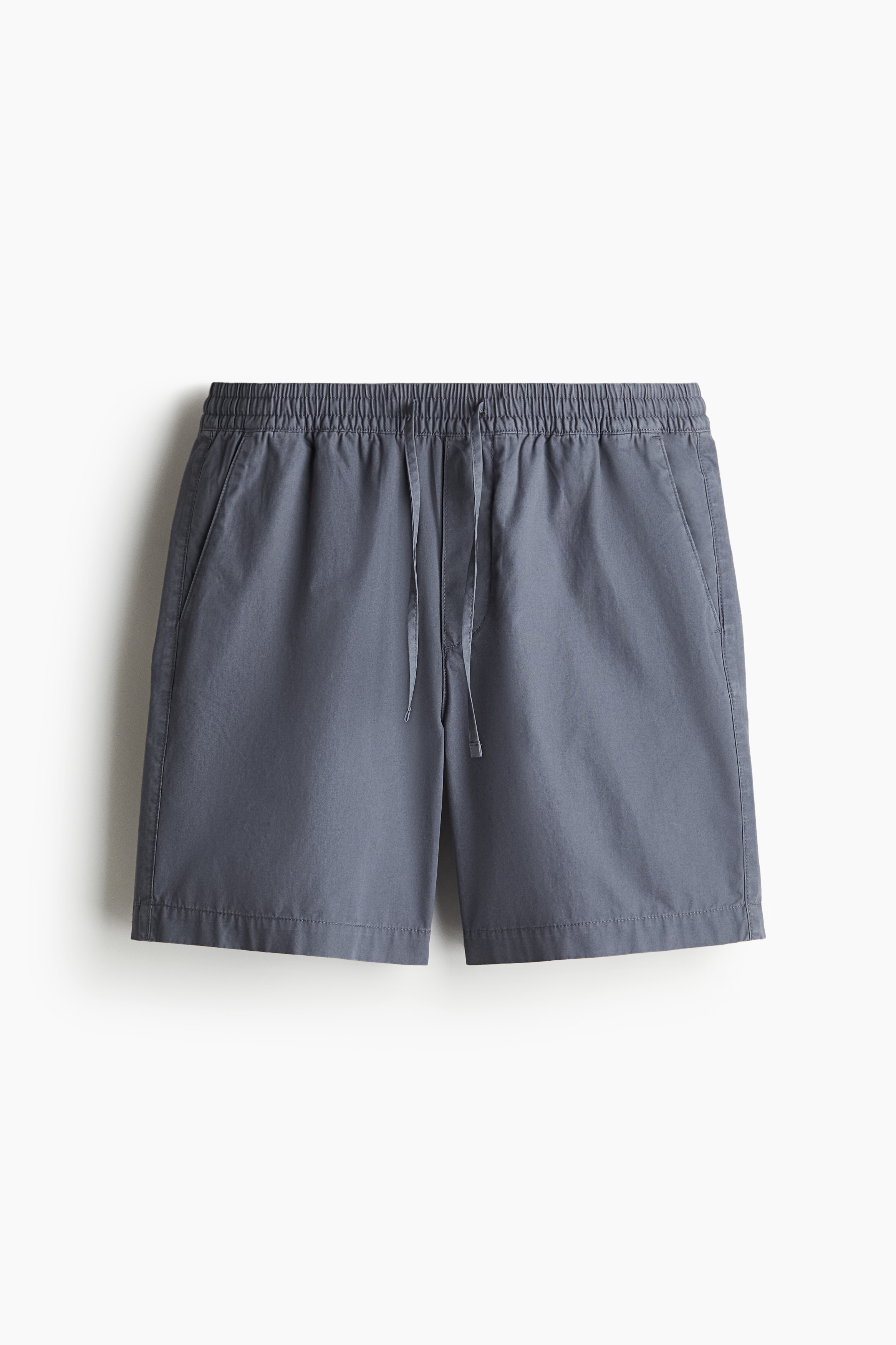 부드러운 코튼 캔버스 소재의 반바지. 드로스트링이 있는 신축성 허릿단. 페이크 플라이. 사선 방향의 옆면 포켓. 뒷면 웰트포켓. 착용감이 편안하고 클래식한 레귤러핏 실루엣. 이미지