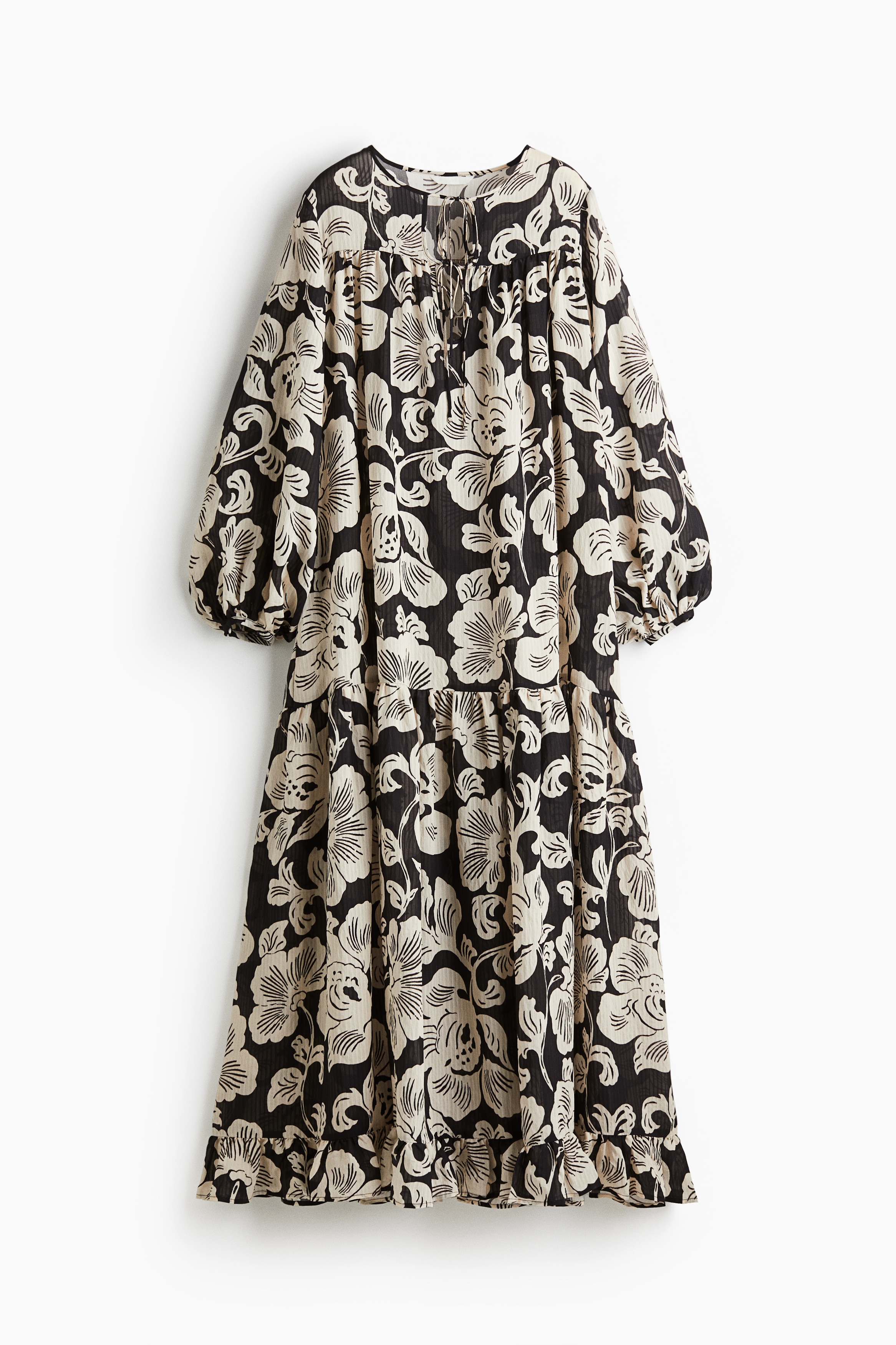 가벼운 소재의 오버사이즈 롱 드레스. 라운드넥. 2개의 앞면 키홀 트임 상단에 각각 끈이 있음. 주름이 잡힌 앞뒷면 요크 디테일. 벌룬 스타일의 긴소매. 버튼이 있는 가는 소맷단. 힙 아래와 하단 솔기에 주름을 잡아 풍성함을 더한 디자인. 안감 생략. 이미지