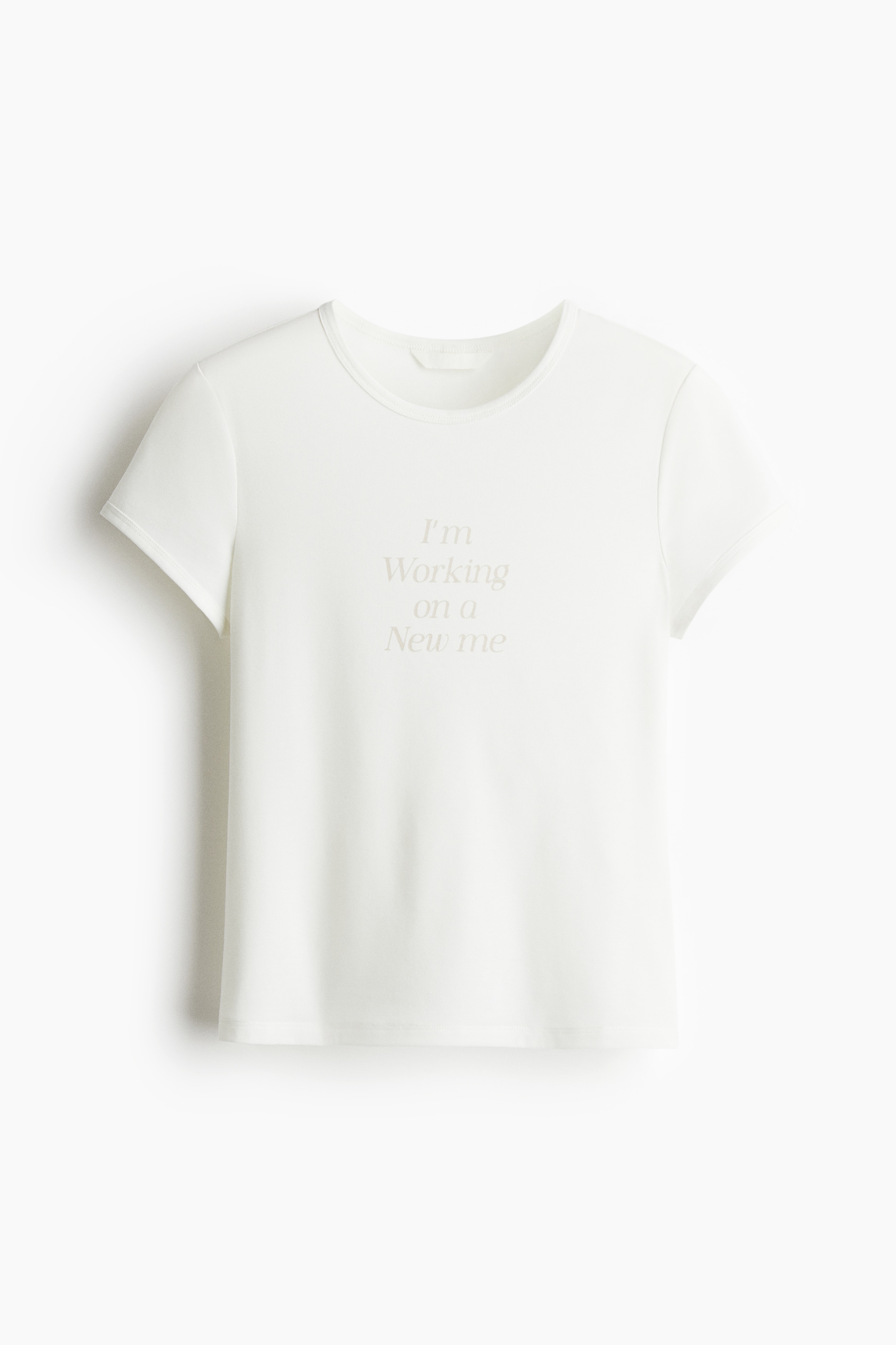 부드러운 저지 소재의 피트되는 티셔츠. 가슴 부분에 레터링 프린트 장식이 있음. 라운드넥. 스트레이트 헴라인. 이미지