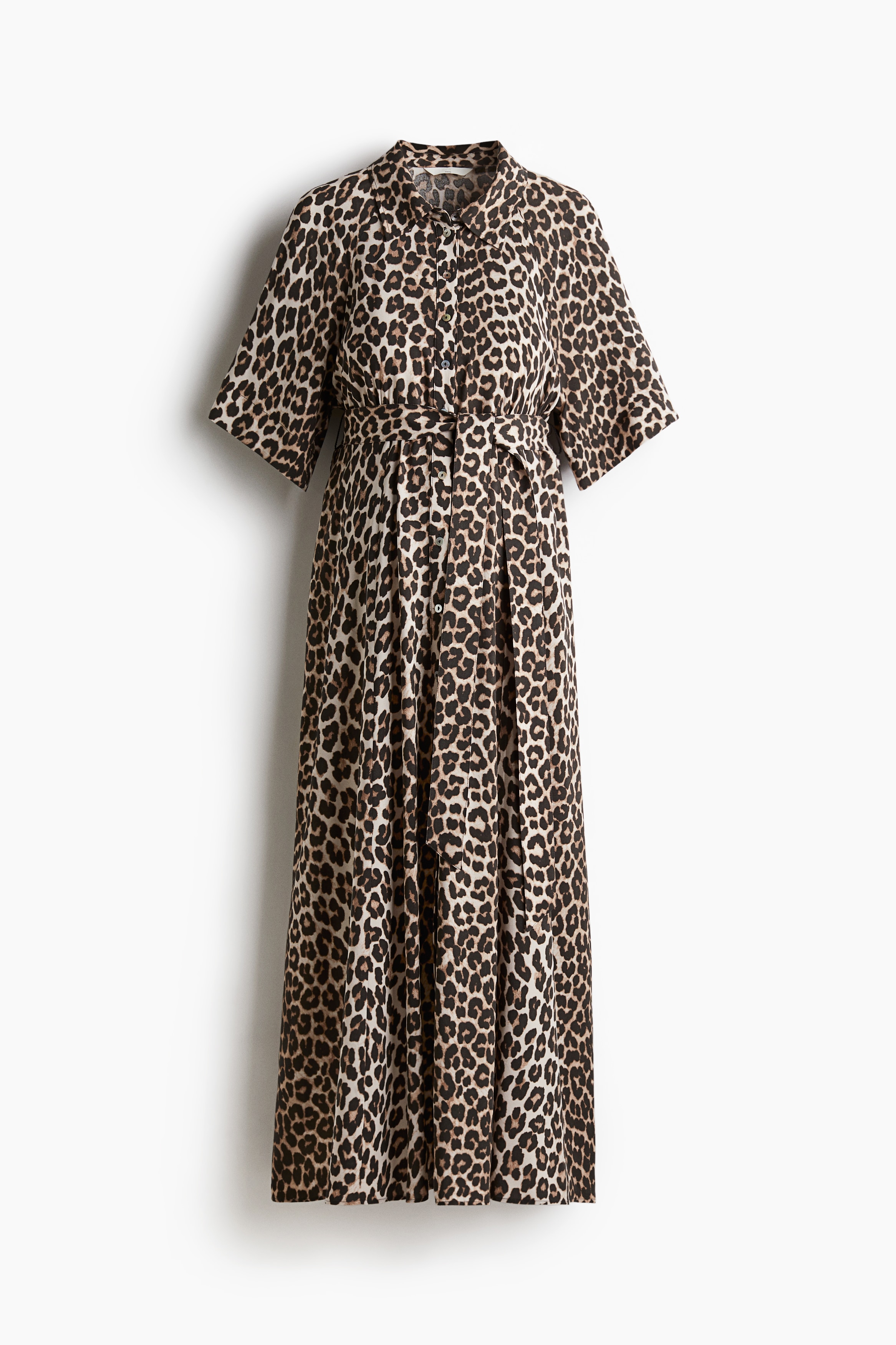 비스코스 소재의 미디 원피스. 칼라와 앞면 버튼이 있음. 래글런 스타일의 5부 소매. 허리 뒷면이 밴딩처리됨. 와이드한 탈부착식 끈 벨트를 두른 디자인. 임부와 수유부 모두 착용할 수 있음. 안감 생략. 이미지