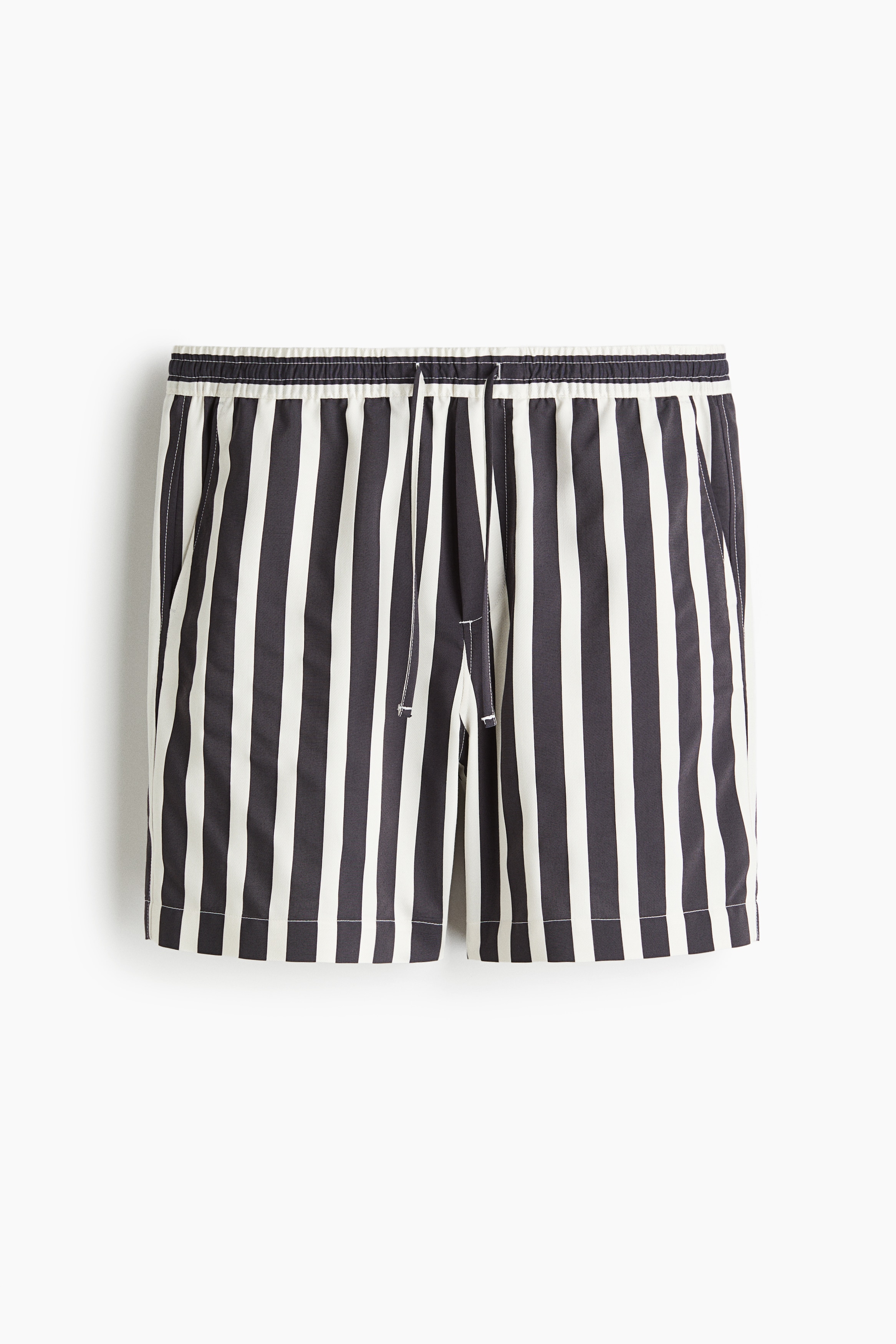 부드러운 비스코스 혼방 소재의 반바지. 드로스트링이 있는 신축성 허릿단. 옆면 포켓, 뒷면 웰트포켓. 착용감이 편안하고 클래식한 레귤러핏 실루엣. 이미지