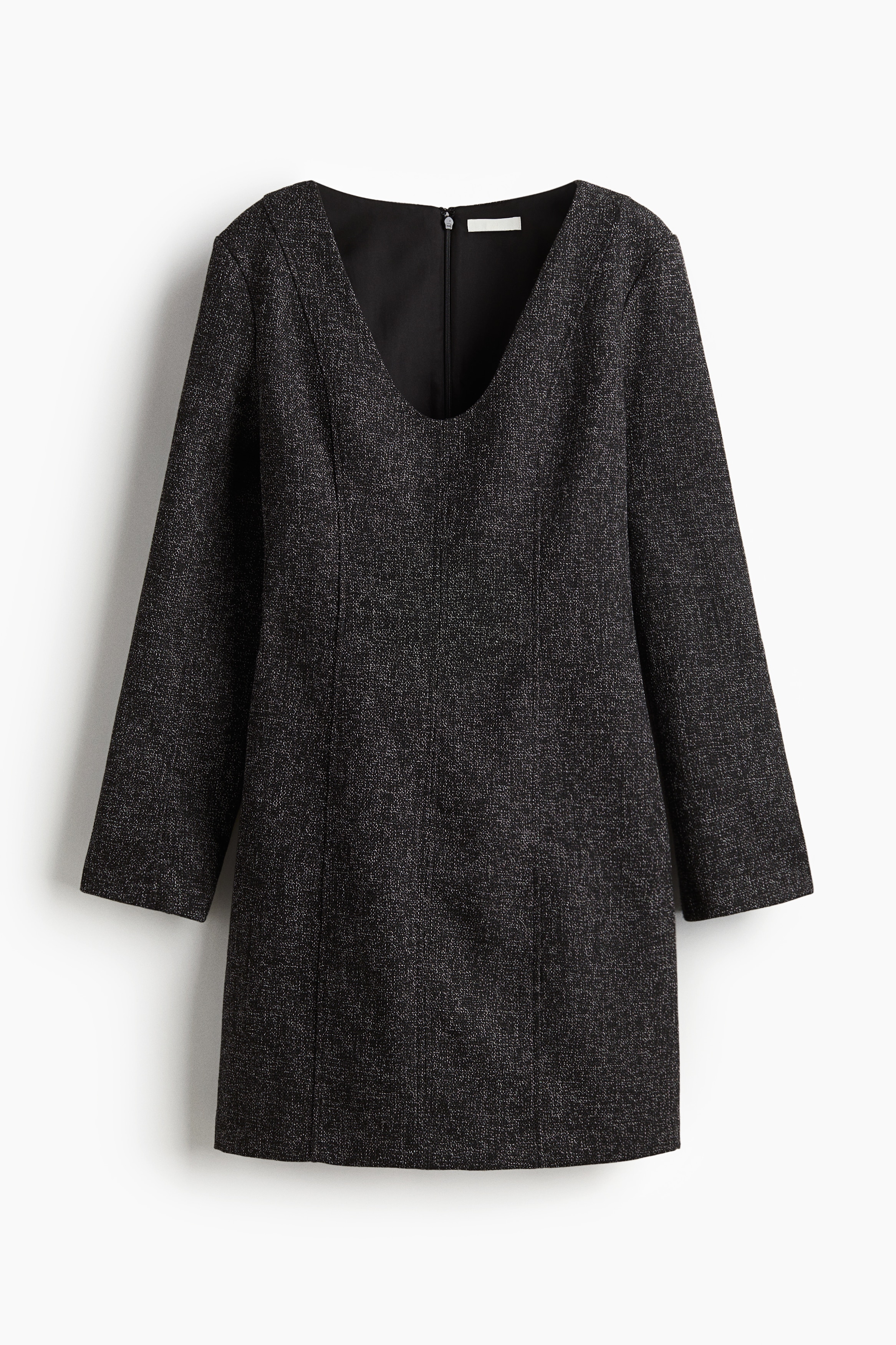 부클레 소재의 피트되는 미니 드레스. 깊게 파인 네크라인. 긴소매. 앞뒷면에 입체감을 주는 솔기가 있음. 뒷면 히든 지퍼와 후크 클로저. 안감 부착. 이미지