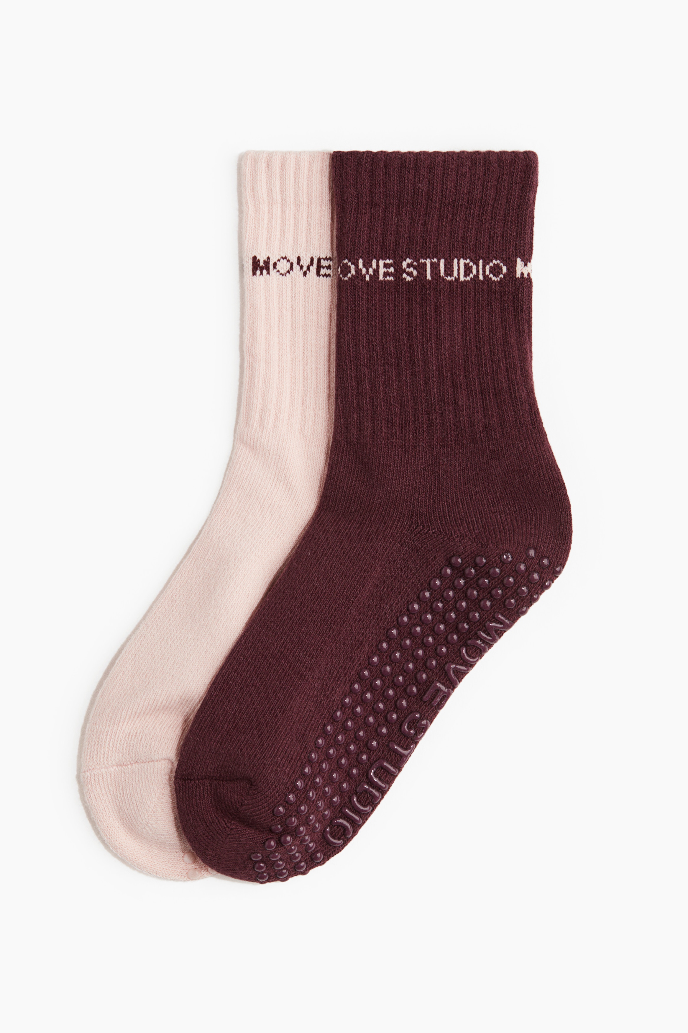 코튼이 혼방된 부드러운 파인니트 소재의 양말 세트. 상단이 리브드 마감됨. 발바닥 부분을 논슬립처리하여 요가 또는 필라테스 매트 위에서 마찰력을 높인 디자인. 이미지