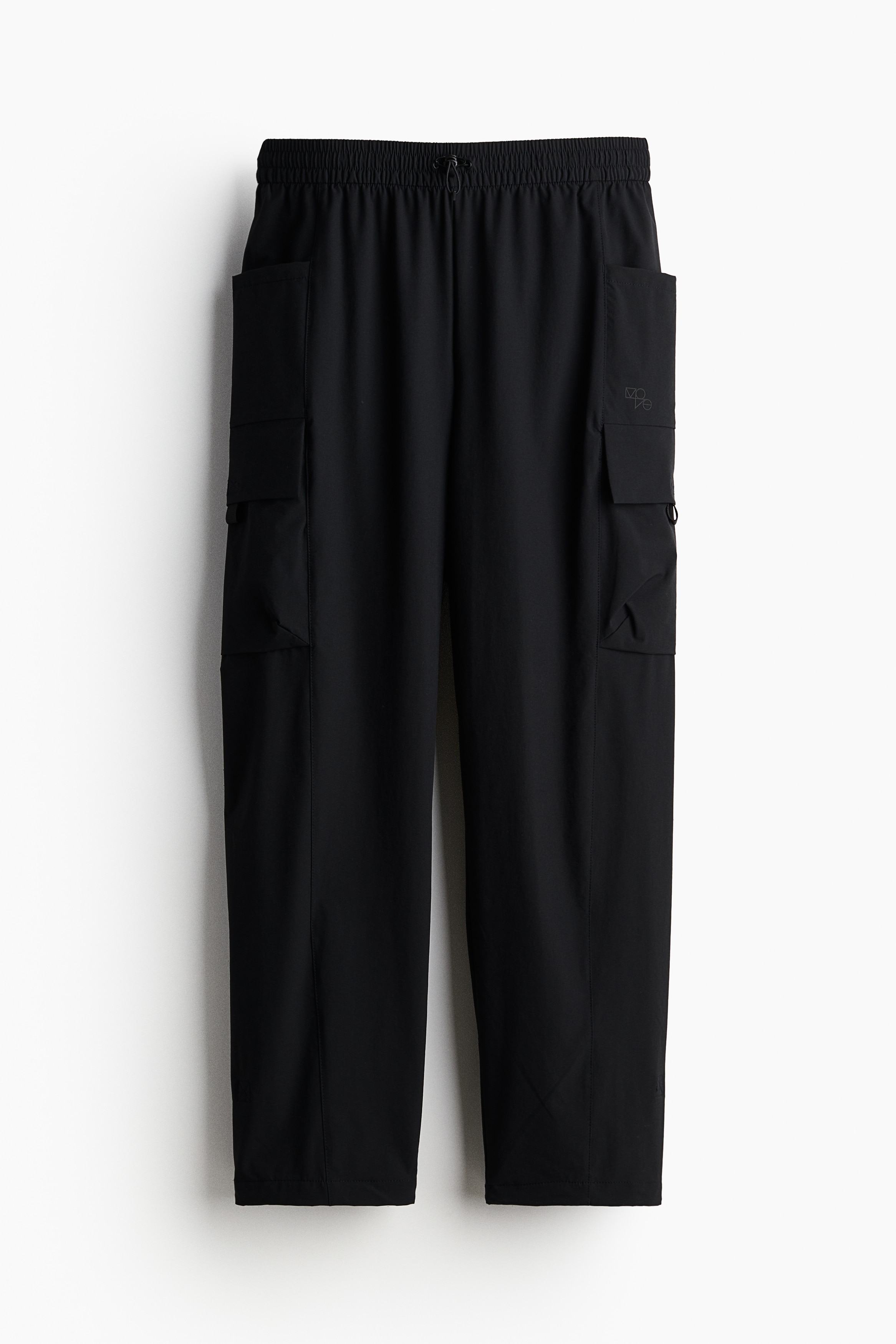 바람과 가벼운 비를 막아주는 기능성 스트레치 방풍, 발수 소재의 하이킹 팬츠. 루즈핏. 신축성 드로스트링이 있는 밴딩 허릿단. 다리 부분에 오픈 포켓 2개, 히든 테이프로 여닫는 플랩 포켓 2개가 있음. 아랫단에 신축성 드로스트링이 있음. 이미지