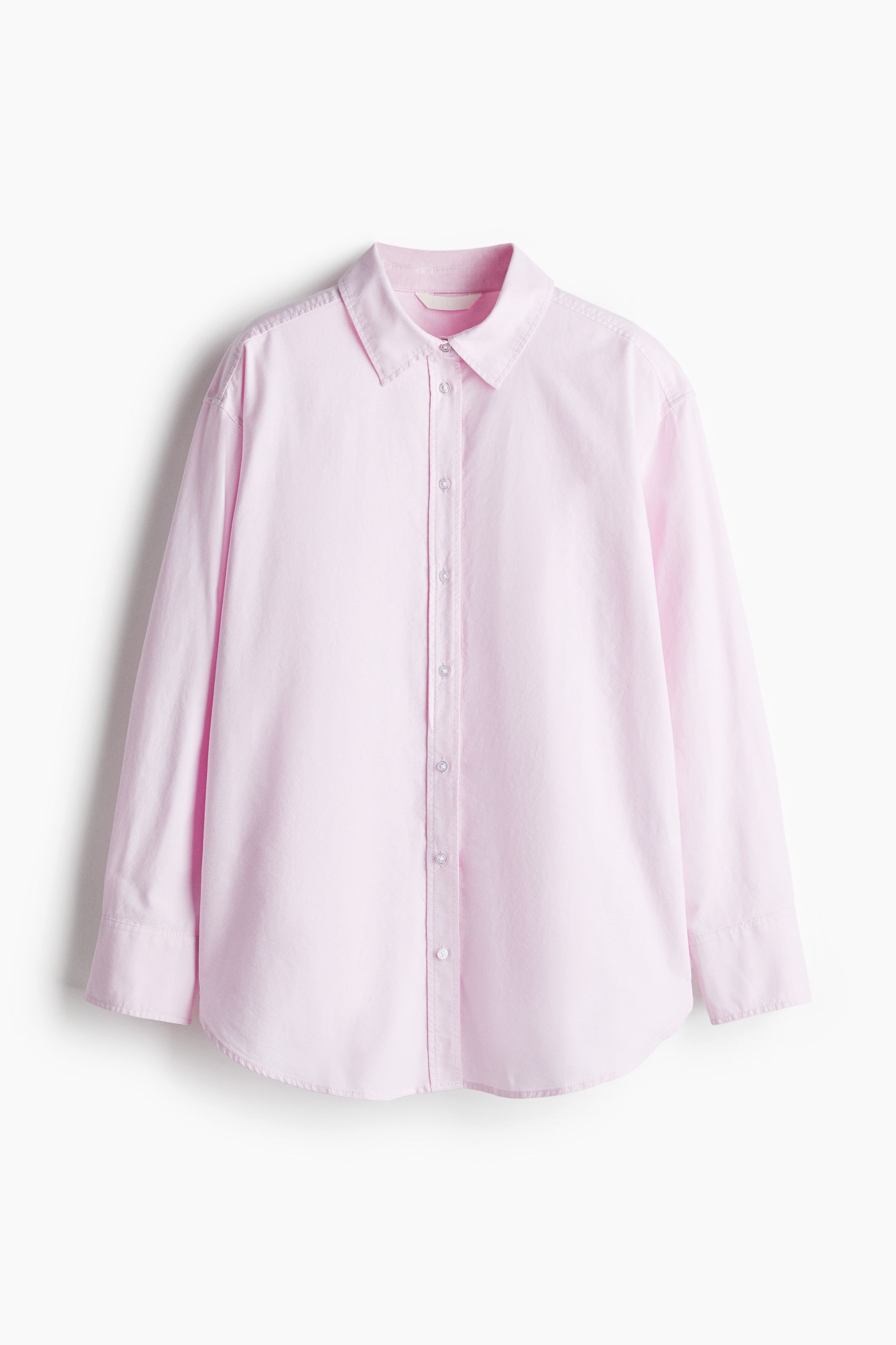 워싱처리된 옥스퍼드 코튼 소재의 긴소매 칼라 셔츠. 릴랙스핏. 앞면과 소맷단에 버튼이 있음. 드롭 숄더. 고리가 있는 뒷면 요크. 뒷면이 조금 더 긴 라운드 헴라인. 이미지