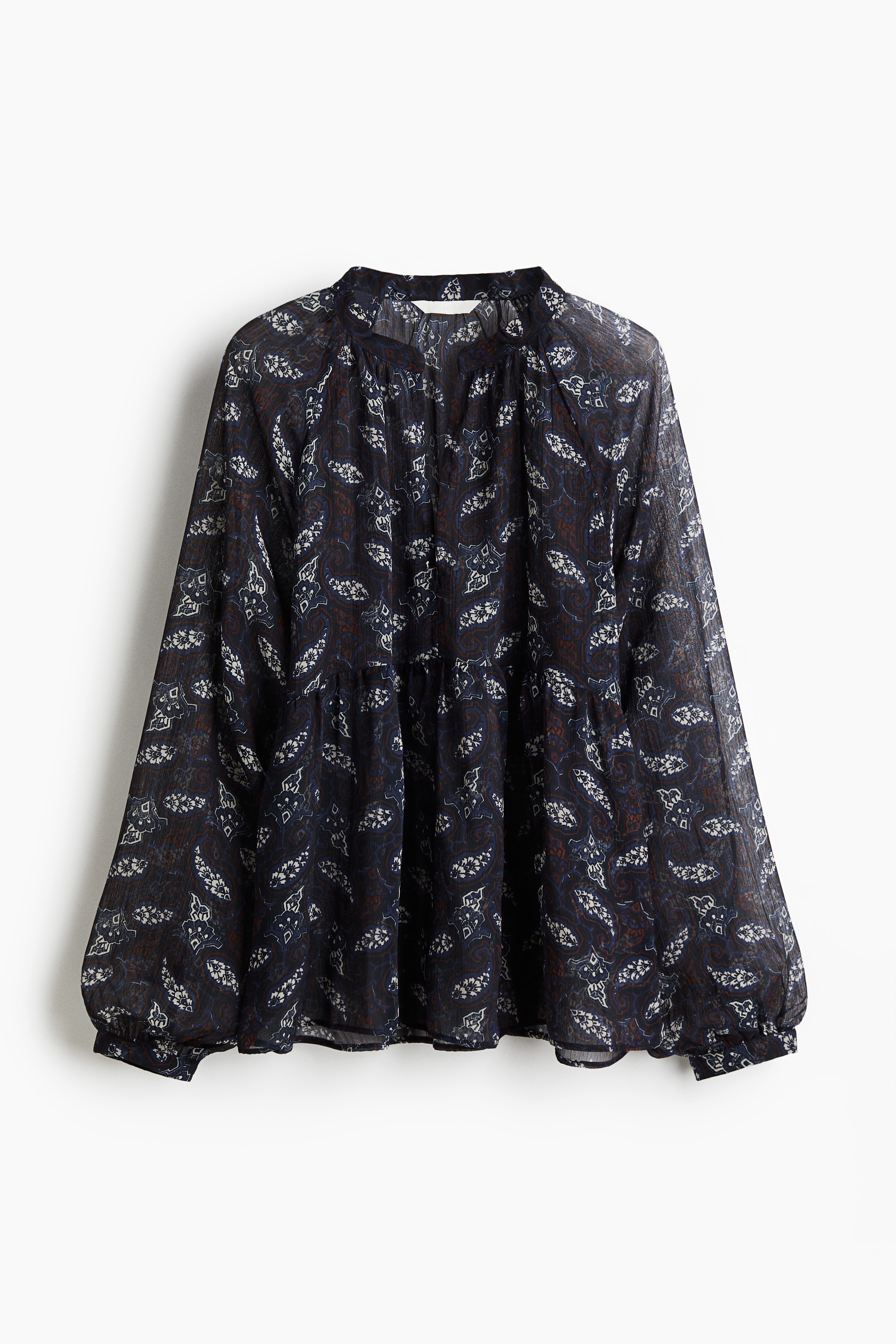 Oversized blouse in sheer chiffon with an all-over pattern. Band collar with gathers all around and a V-shaped opening at the front. Long balloon sleeves with narrow, buttoned cuffs and a gathered seam at the front of the waist for added volume. 이미지1