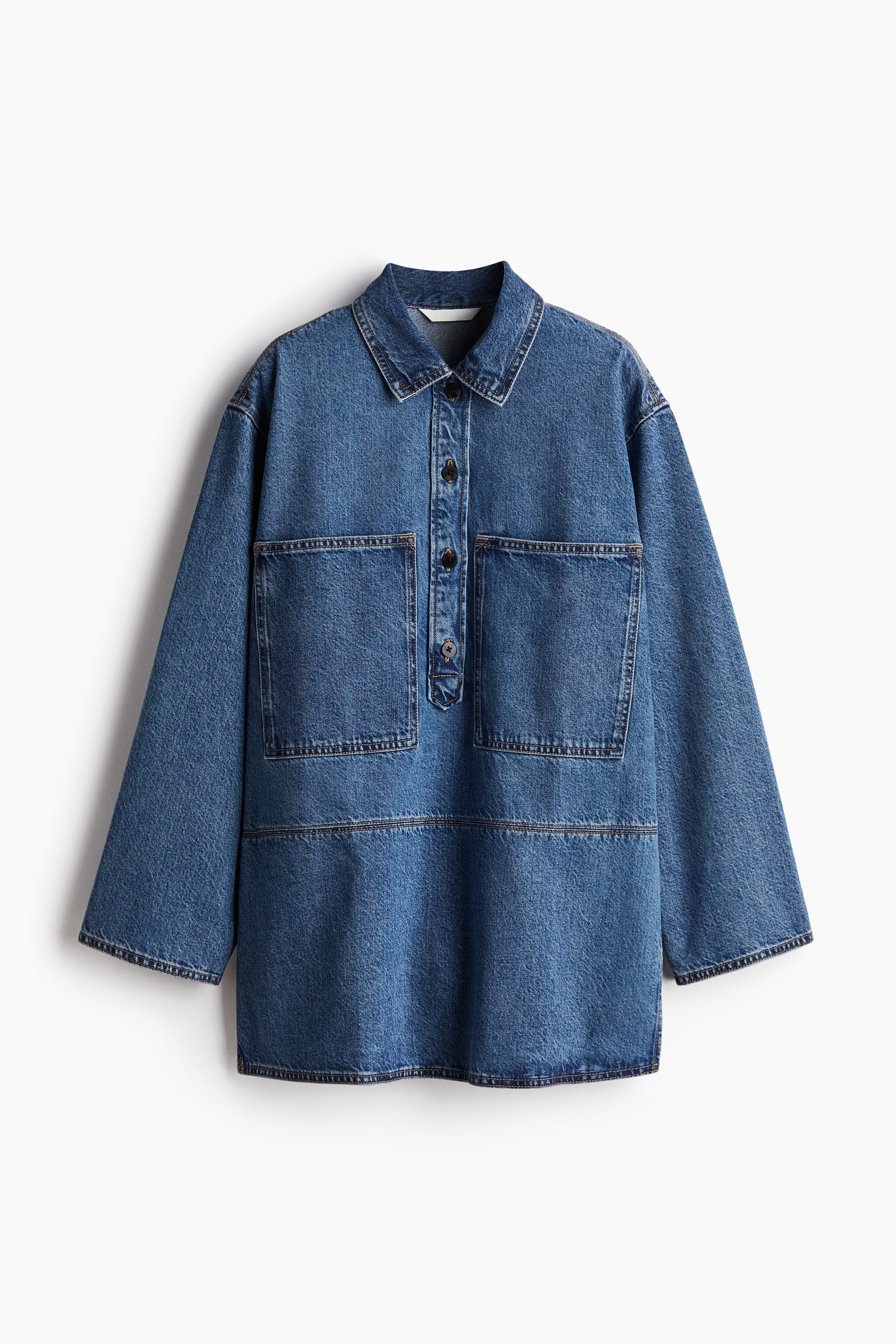 코튼과 리오셀이 혼방된 데님 소재의 롱 풀오버 셔츠. 칼라와 상단 버튼 플래킷이 있음. 루즈핏. 큼직한 가슴 포켓. 드롭 숄더. 긴소매. 힙 위 솔기. 양쪽 옆면에 긴 트임이 있는 스트레이트 헴라인. 이미지