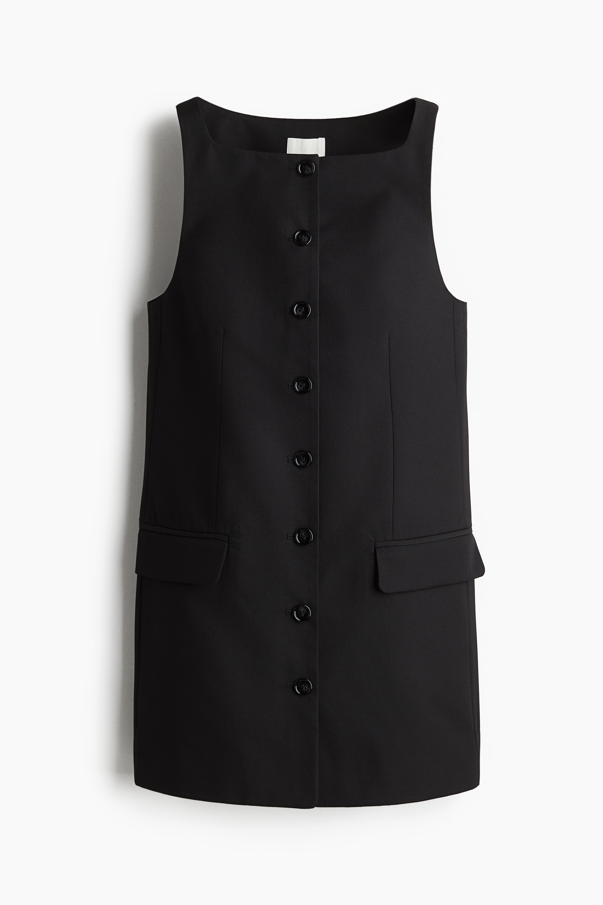 우아한 슬리브리스 디자인의 피트되는 미니 원피스. 스퀘어넥. 앞면 버튼 클로징. 플랩이 있는 앞면 웰트포켓. 허리 부분에 입체감을 주는 다트를 잡아 실루엣을 살린 디자인. 안감 부착. 이미지