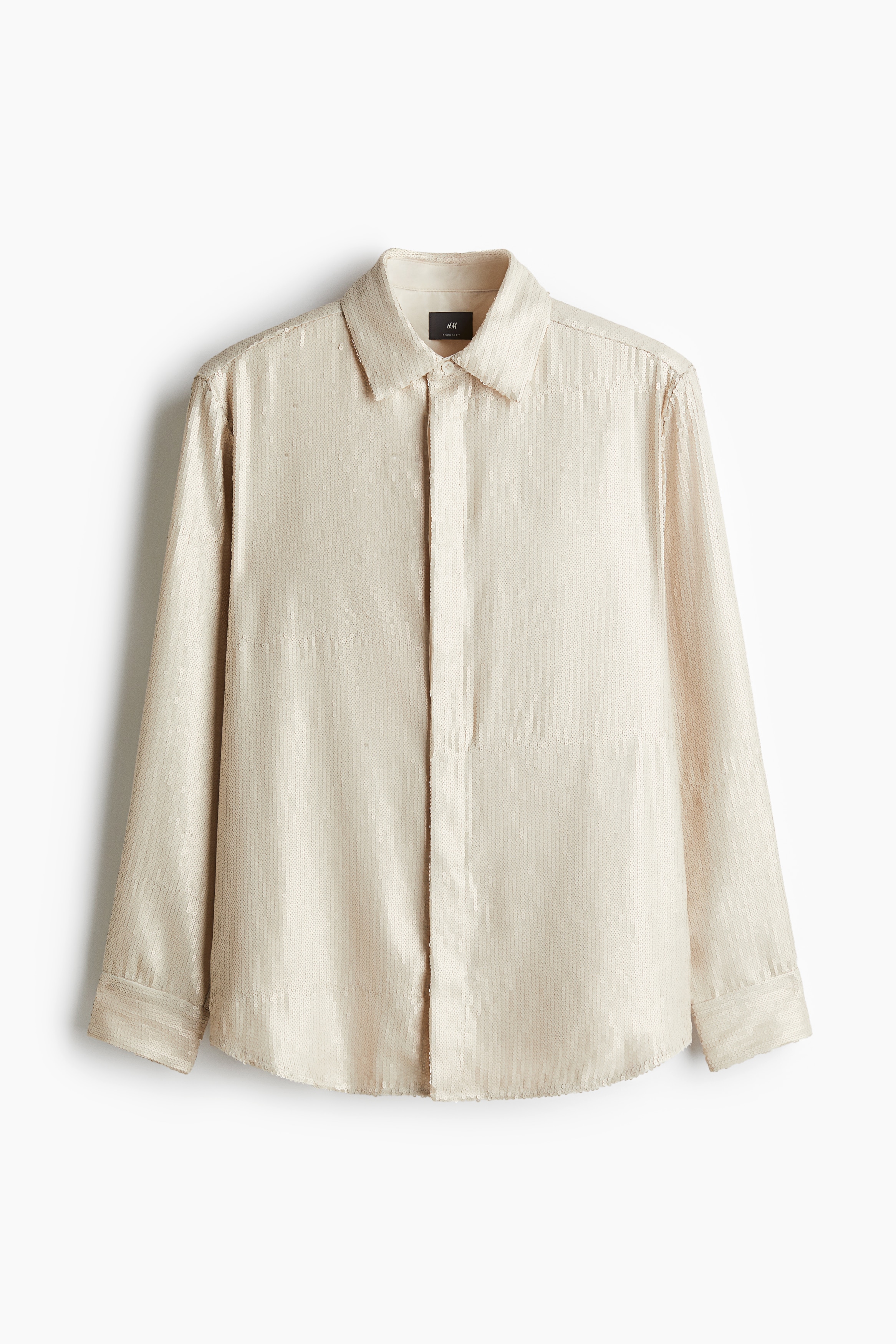 시퀸으로 커버된 부드러운 소재의 셔츠. 턴다운 칼라. 히든 버튼 플래킷. 세미 라운드 헴라인. 긴소매. 플래킷과 버튼이 있는 소맷단. 착용감이 편안하고 클래식한 레귤러핏 실루엣. 이미지