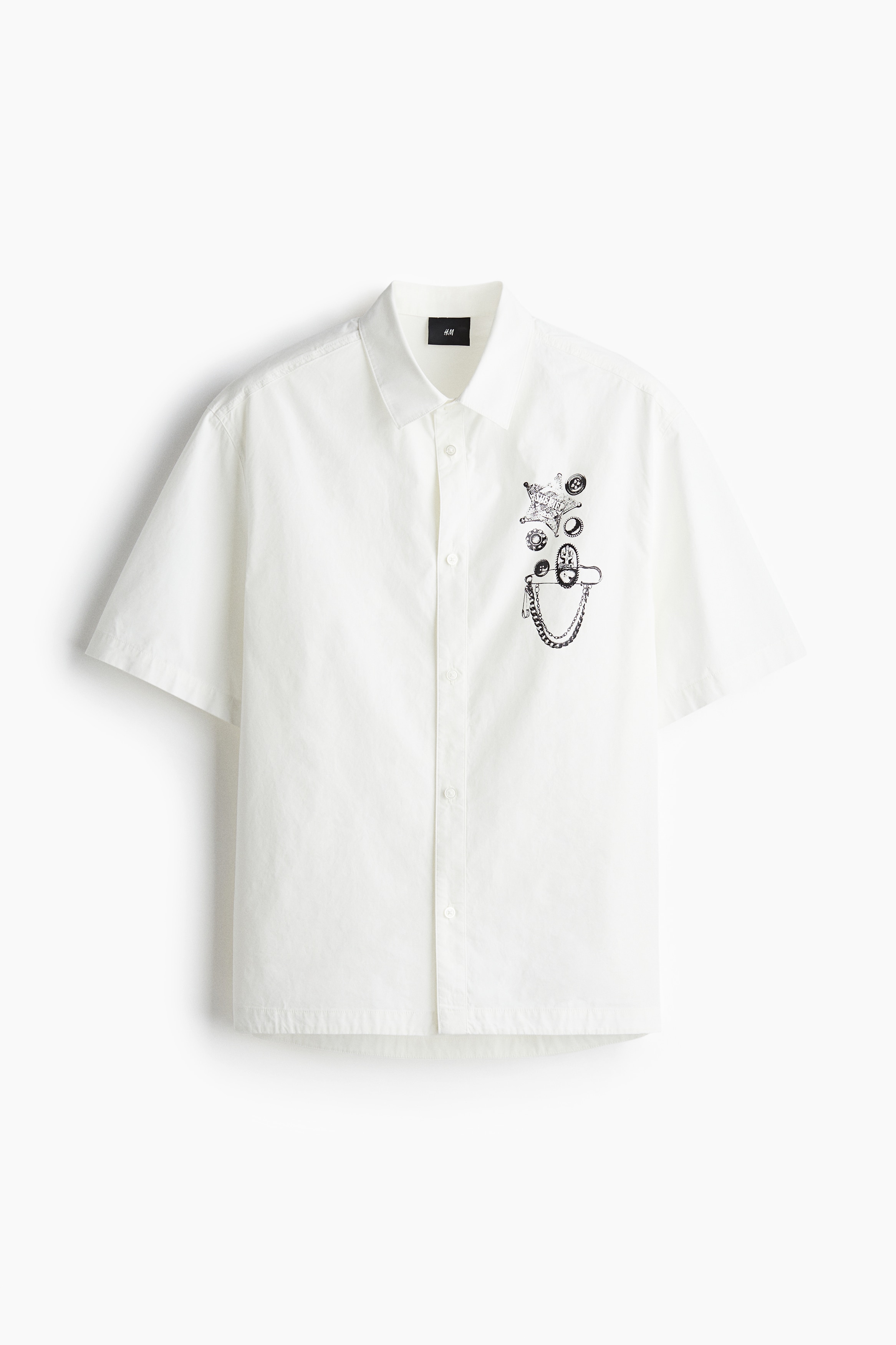 코튼 소재의 반소매 셔츠. 턴다운 칼라. 버튼단이 있는 클래식 프런트 스타일. 양쪽 옆면에 트임이 있는 스트레이트 헴라인. 뒷면이 조금 더 길게 마감됨. 넉넉하지만 오버사이즈보다는 약간 피트되는 루즈핏 실루엣. 이미지