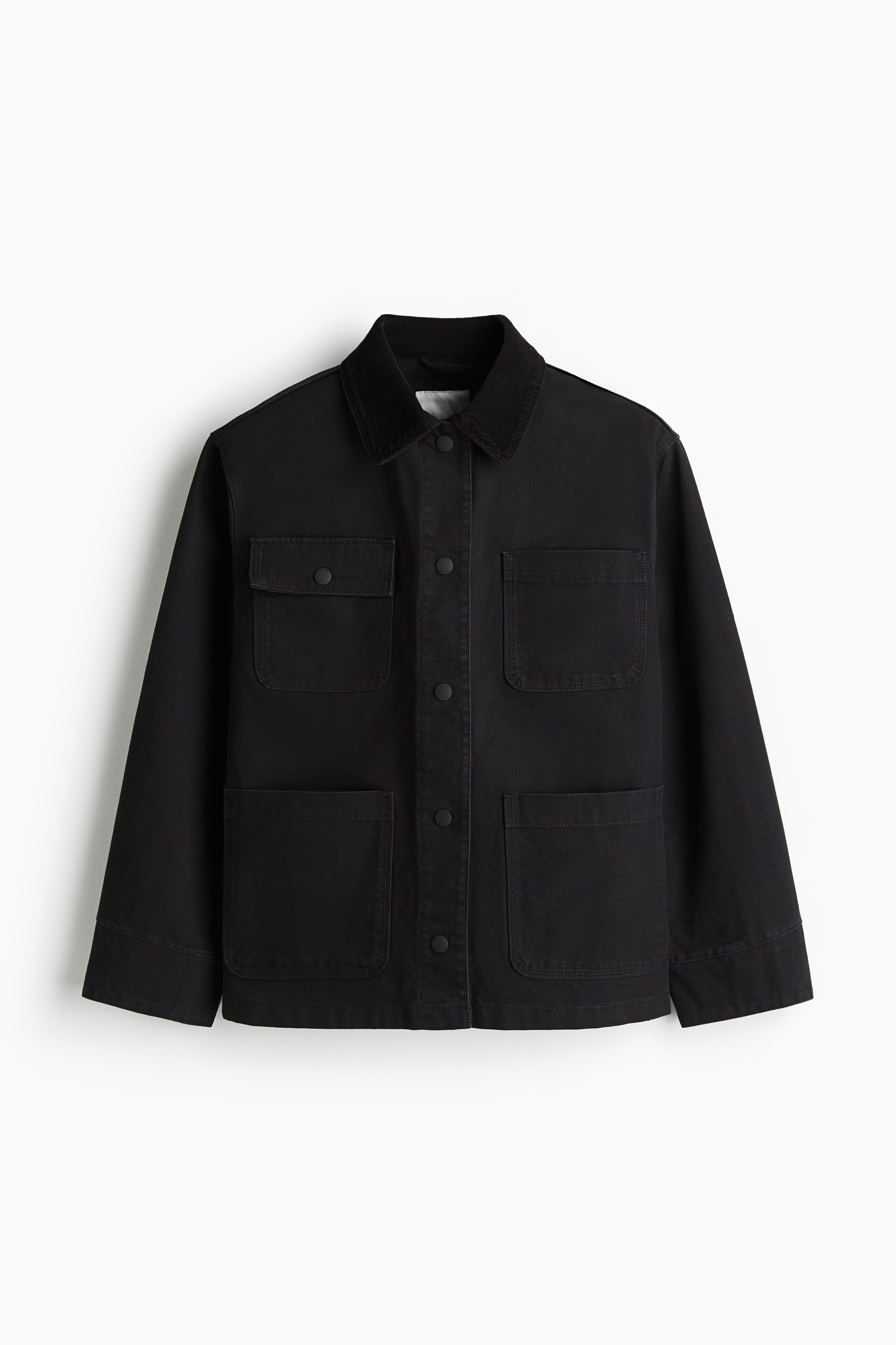 코듀로이 칼라가 있는 옥스퍼드 코튼 소재의 재킷. 스냅버튼 클로저. 4개의 앞면 패치포켓 중 1개는 플랩과 스냅버튼이 있음. 긴소매. 소맷단 스냅버튼. 이미지