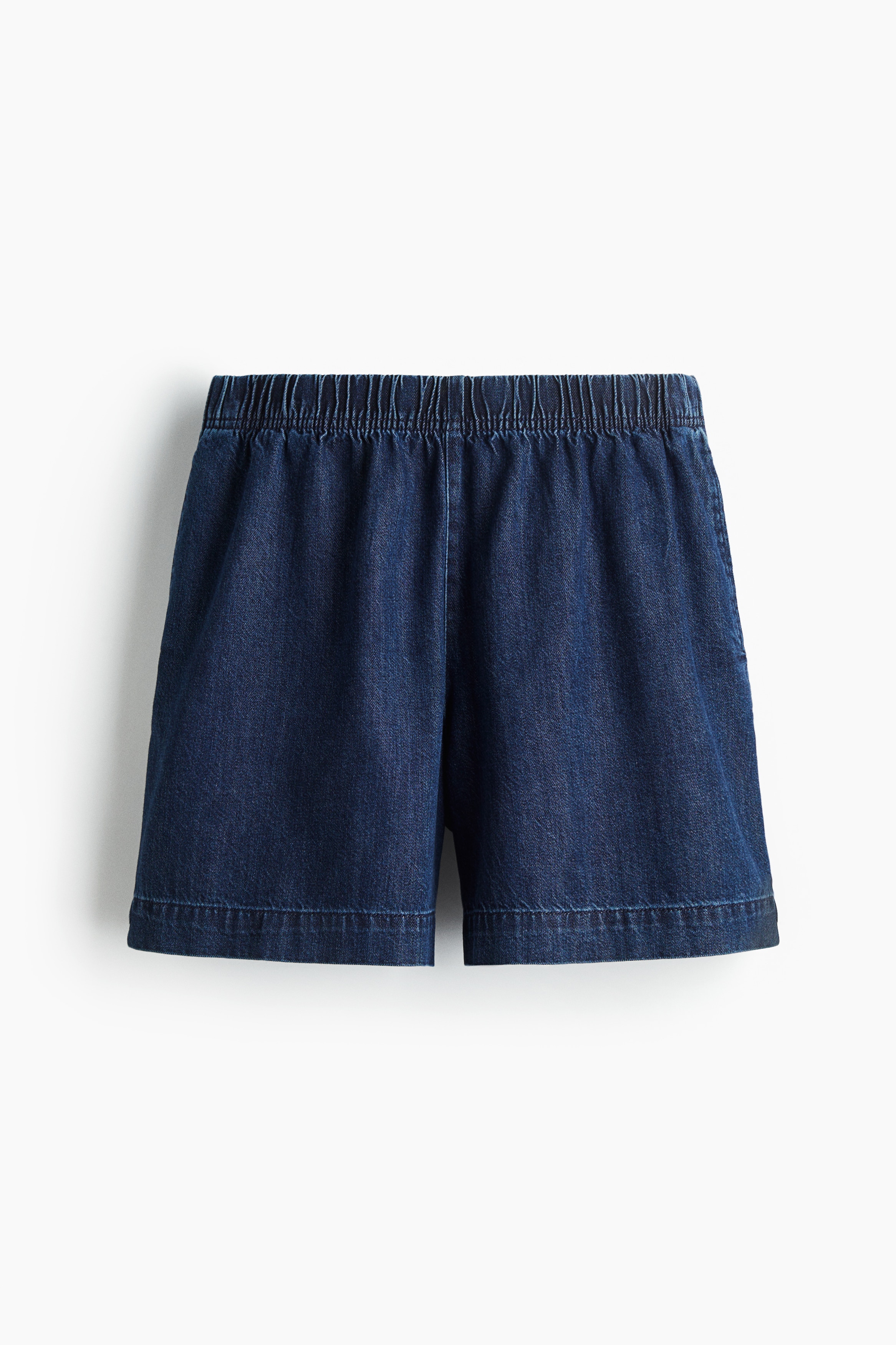 데님 소재의 루즈핏 반바지. 신축성 허릿단. 옆면 히든 포켓. 뒷면 페이크 웰트포켓. 양쪽 옆면 하단에 짧은 트임이 있음. 이미지