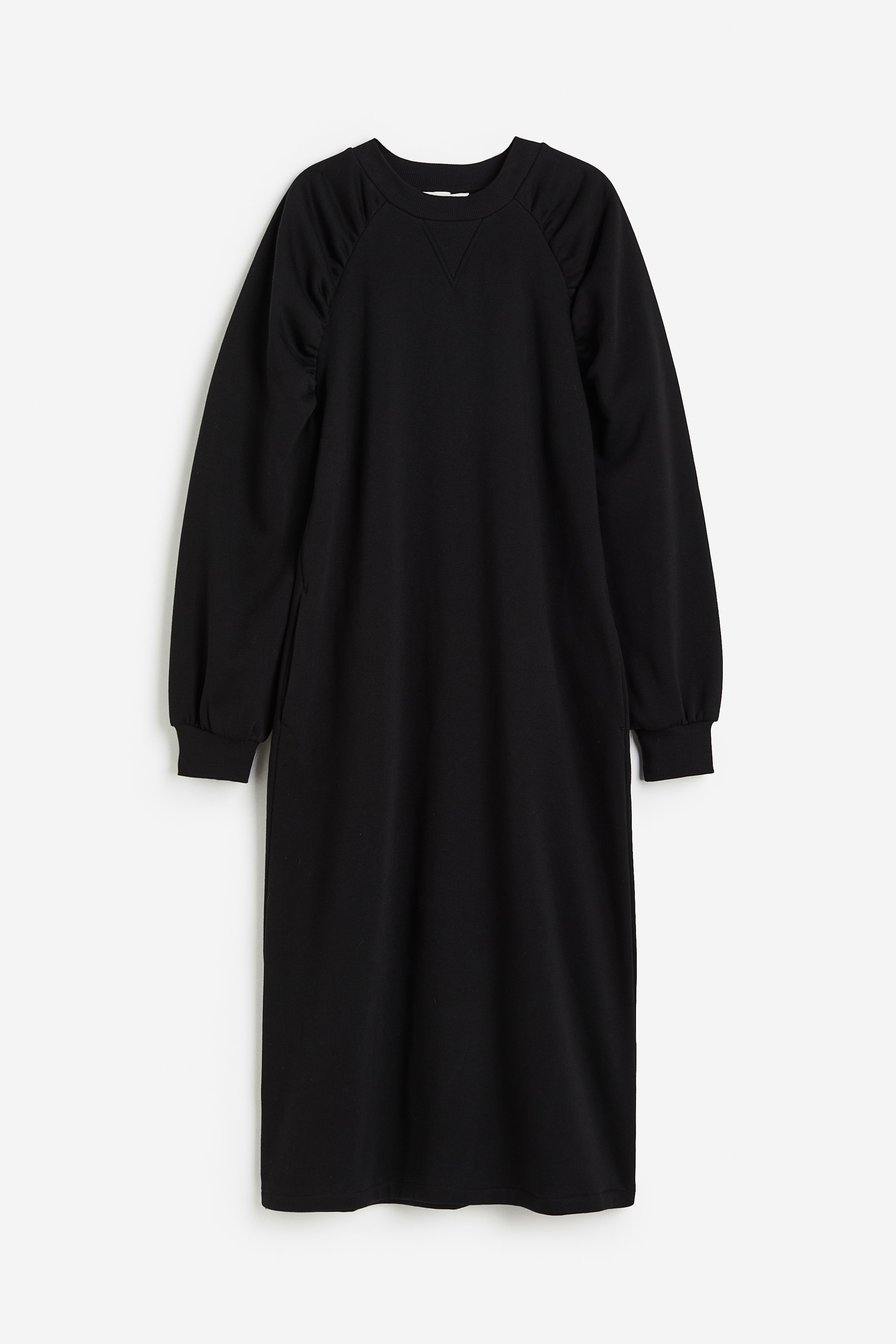 코튼이 혼방된 스웨트셔츠 소재의 롱 원피스. 내부가 부드럽게 기모처리됨. 주름을 잡아 가볍게 셔링 효과를 준 래글런 스타일의 긴소매. 옆면 히든 포켓. 리브드 네크라인과 소맷단. 세미 플레어 라인의 하단. 이미지