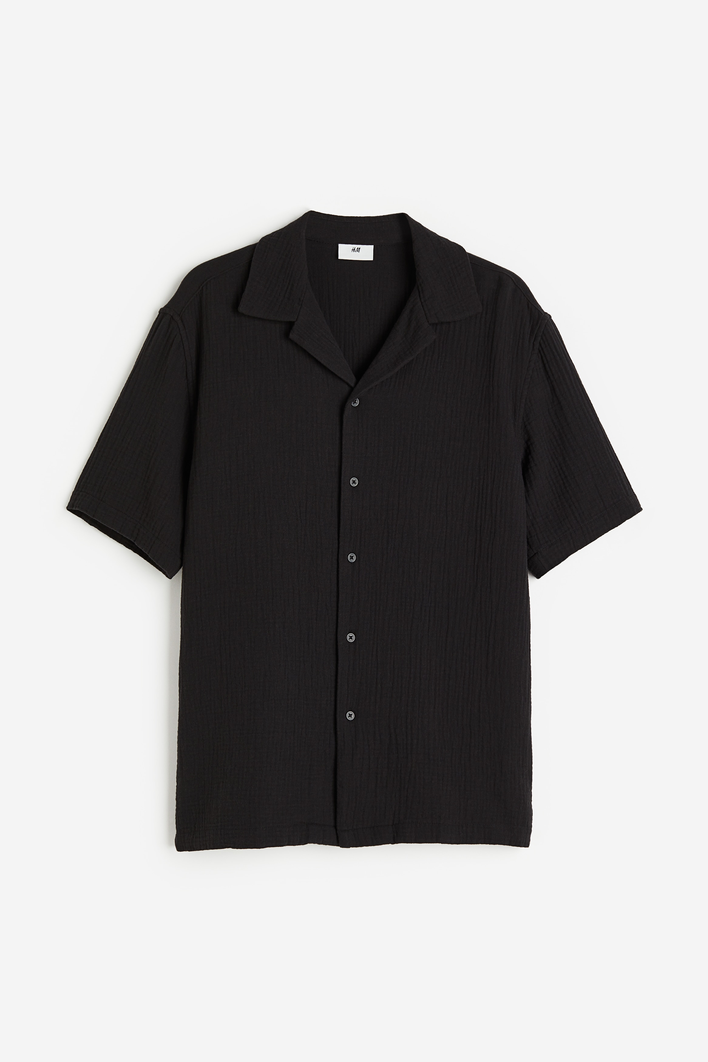 가벼운 코튼 모슬린 소재의 레귤러핏 반소매 셔츠. 캠프 칼라. 버튼단이 없는 프렌치 칼라. 옆면 하단에 트임이 있는 스트레이트 헴라인. 이미지