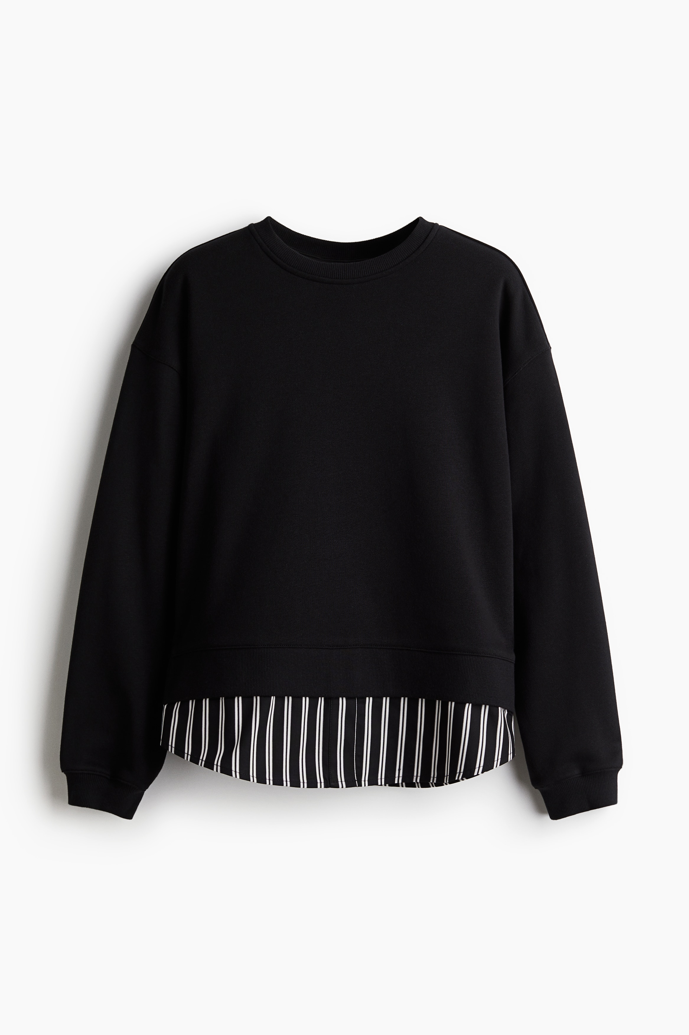 가벼운 소재의 스웨트셔츠. 아랫단 우븐 디테일이 셔츠를 레이어링한 느낌을 주는 디자인. 드롭 숄더. 긴소매. 리브드 마감된 옷단. 이미지