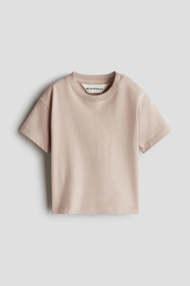 H & M Adorables. 고급 피마 코튼을 사용하여 매우 부드러운 저지 소재의 루즈핏 티셔츠. 리브드 마감된 라운드넥 한쪽 옆면에 스냅버튼이 있음(2~4Y 사이즈는 스냅버튼 생략). 드롭 숄더. 반소매. 높은 GSM으로 도톰하고 견고하면서도 편안한 코튼 저지 소재를 사용합니다. H & M Adorables 컬렉션은 시대를 초월한 매력을 지닌 매우 편안하고 고급스러운 제품들로 엄선된 컬렉션입니다. 이미지1
