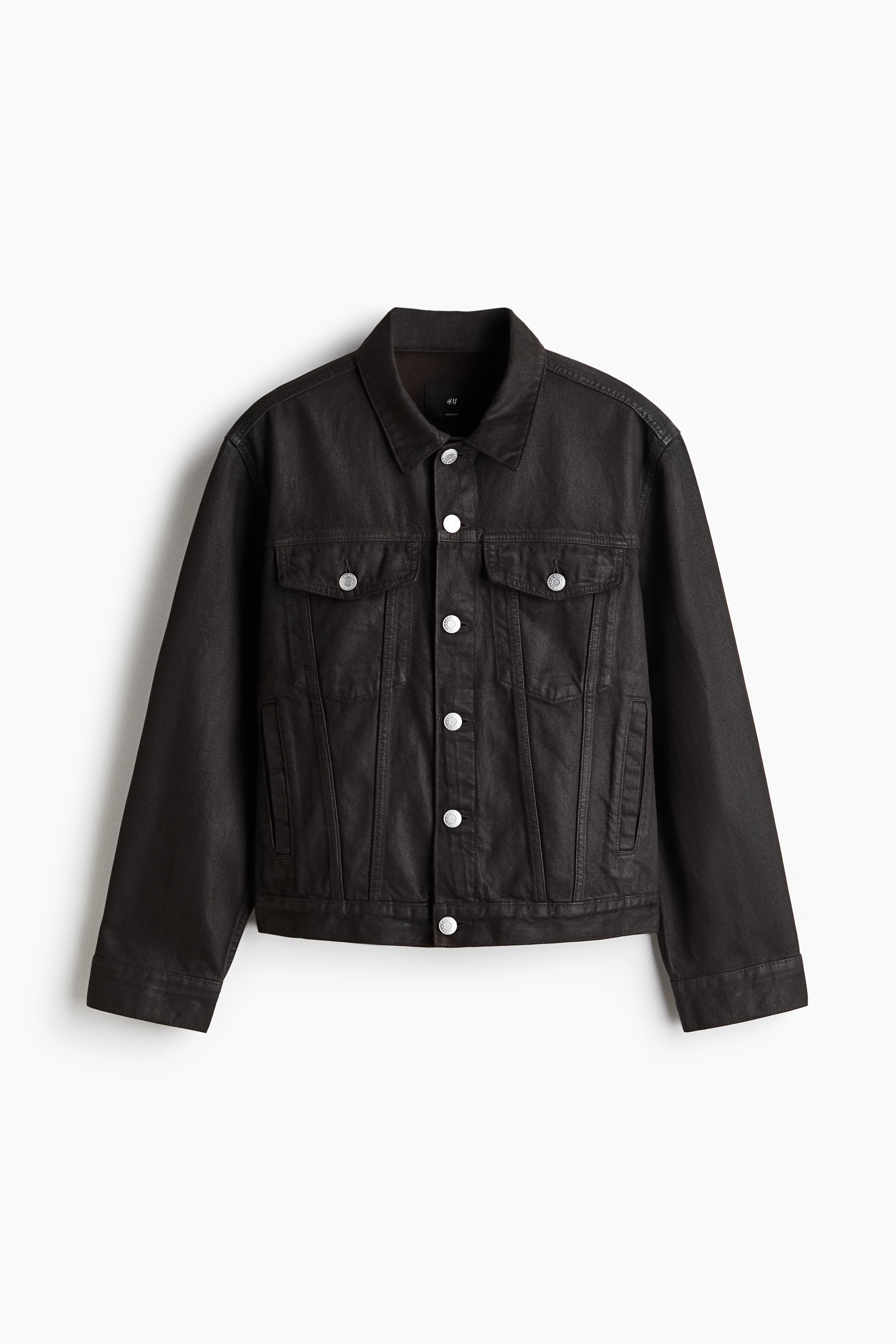코팅된 코튼 데님 소재의 재킷. 칼라와 앞면 금속 버튼이 있음. 앞뒷면 요크 디테일. 버튼으로 여닫는 가슴 플랩포켓. 옆면 웰트포켓. 긴소매. 소맷단 버튼. 옆면 하단의 탭과 버튼으로 핏 조절. 넉넉하지만 오버사이즈보다는 약간 피트되는 루즈핏 실루엣. 이미지