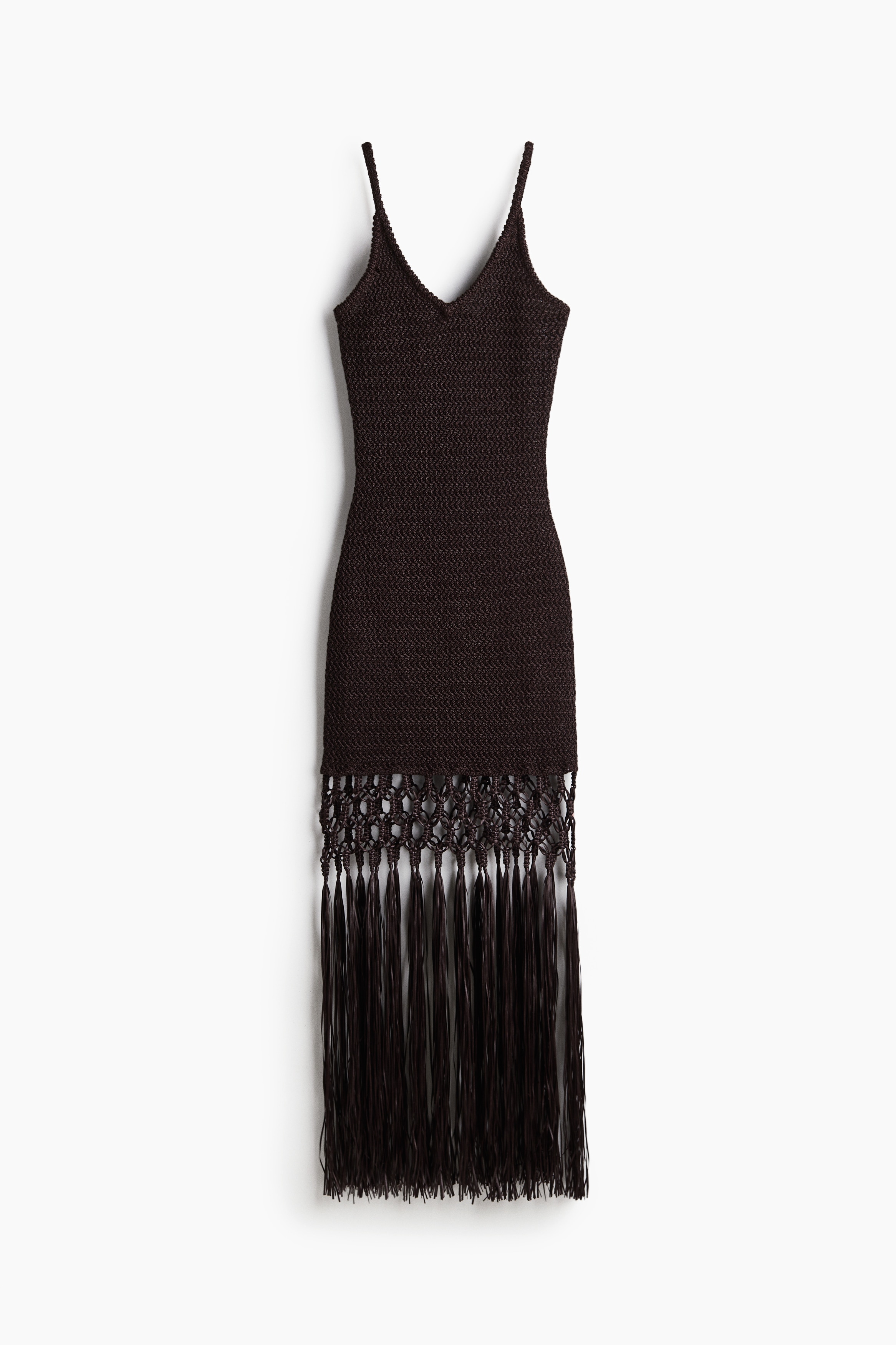 크로셰 느낌의 피트되는 니트 맥시 원피스. 가는 어깨 스트랩. V넥. 뒷면이 라운드 컷으로 깊게 파인 스타일. 하단의 마크라메 매듭 디테일 아래로 하늘거리는 프린지가 길게 떨어지며 보헤미안 느낌을 주는 디자인. 이미지