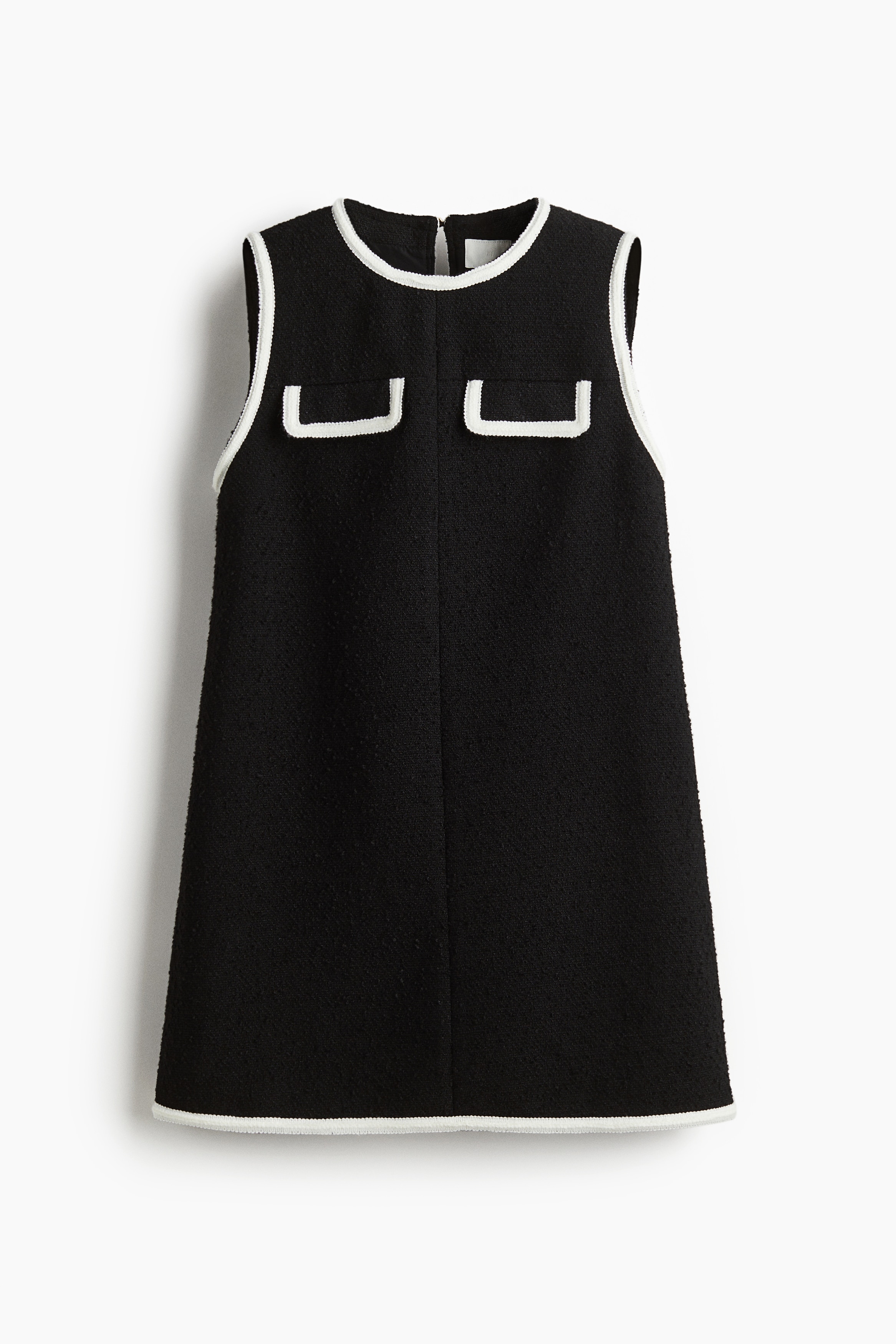 부클레 소재의 슬리브리스 미니 드레스. 라운드넥. 뒷면 상단에 키홀 트임과 버튼이 있음. 한쪽 옆면 히든 지퍼. 가슴 페이크 포켓. 안감 부착. 이미지