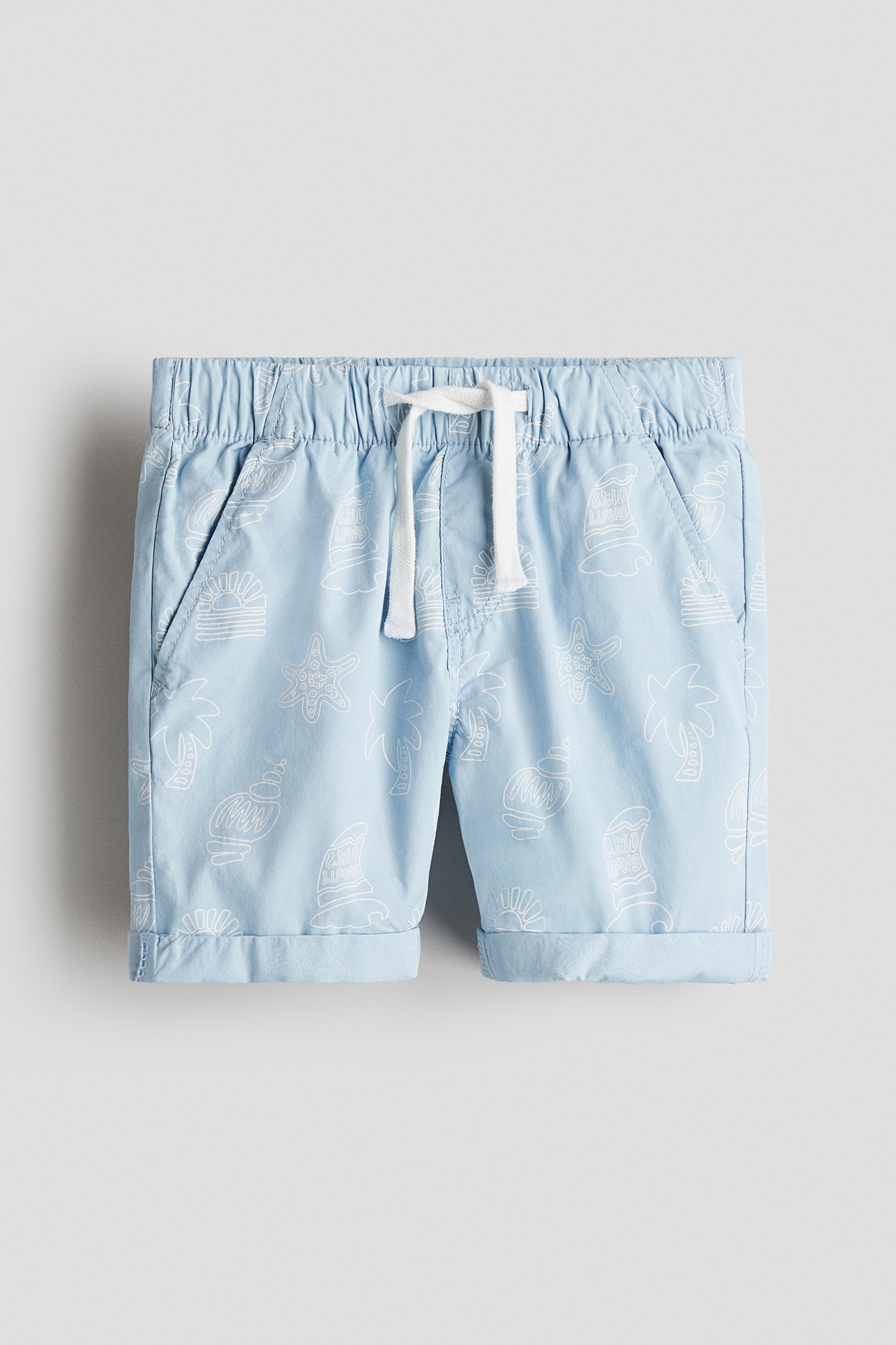 프린트 패턴이 있는 부드러운 코튼 포플린 소재의 반바지. 드로스트링이 있는 신축성 허릿단. 페이크 플라이. 사선 방향의 앞면 포켓. 턴업 스타일로 고정된 아랫단. 이미지