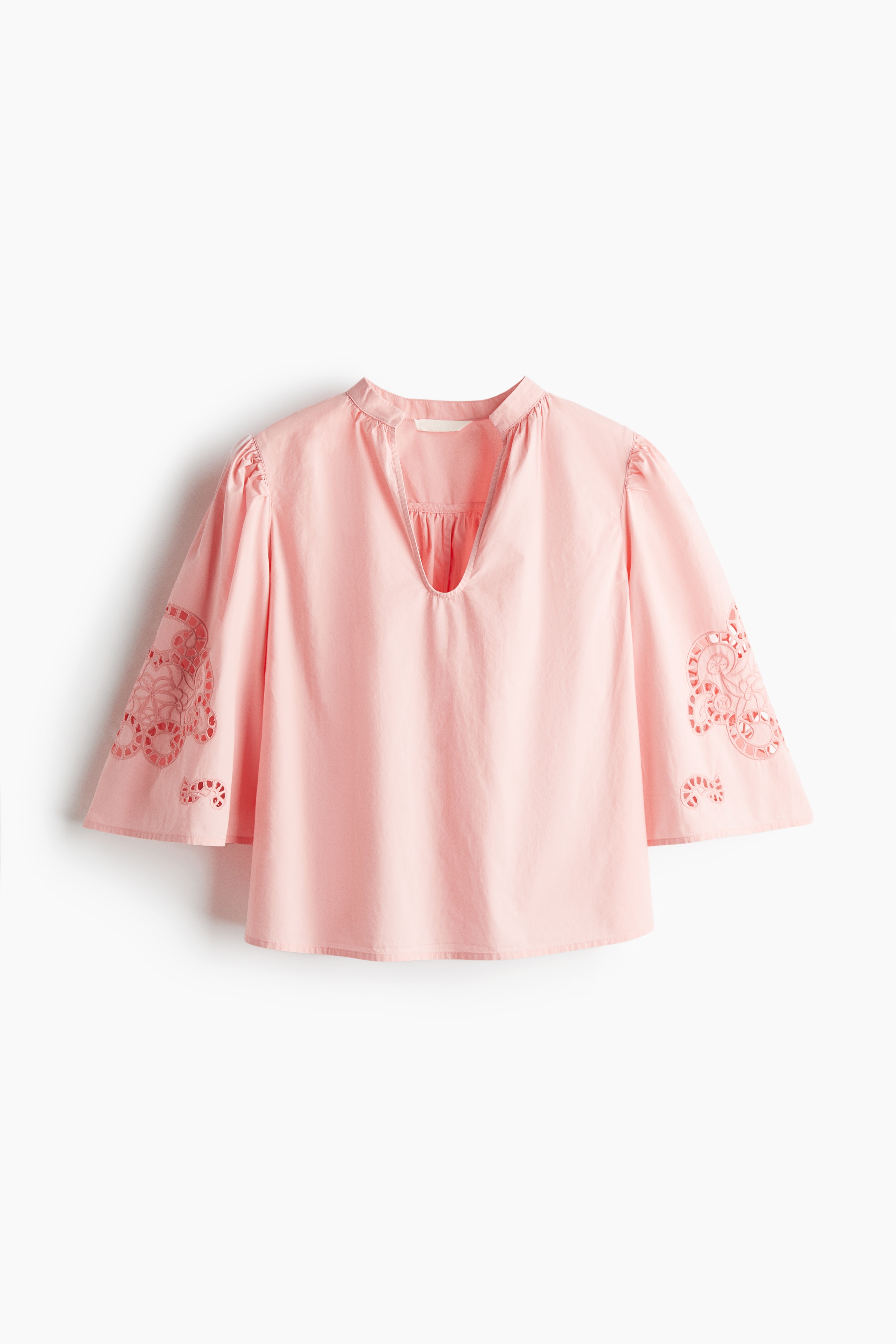 빳빳한 코튼 포플린 소재의 루즈핏 블라우스. 밴드 칼라. 앞면 상단 V자 트임. 주름이 잡힌 뒷면 요크. 펀칭 홀 자수 장식이 있는 래글런 스타일의 5부 소매. 이미지