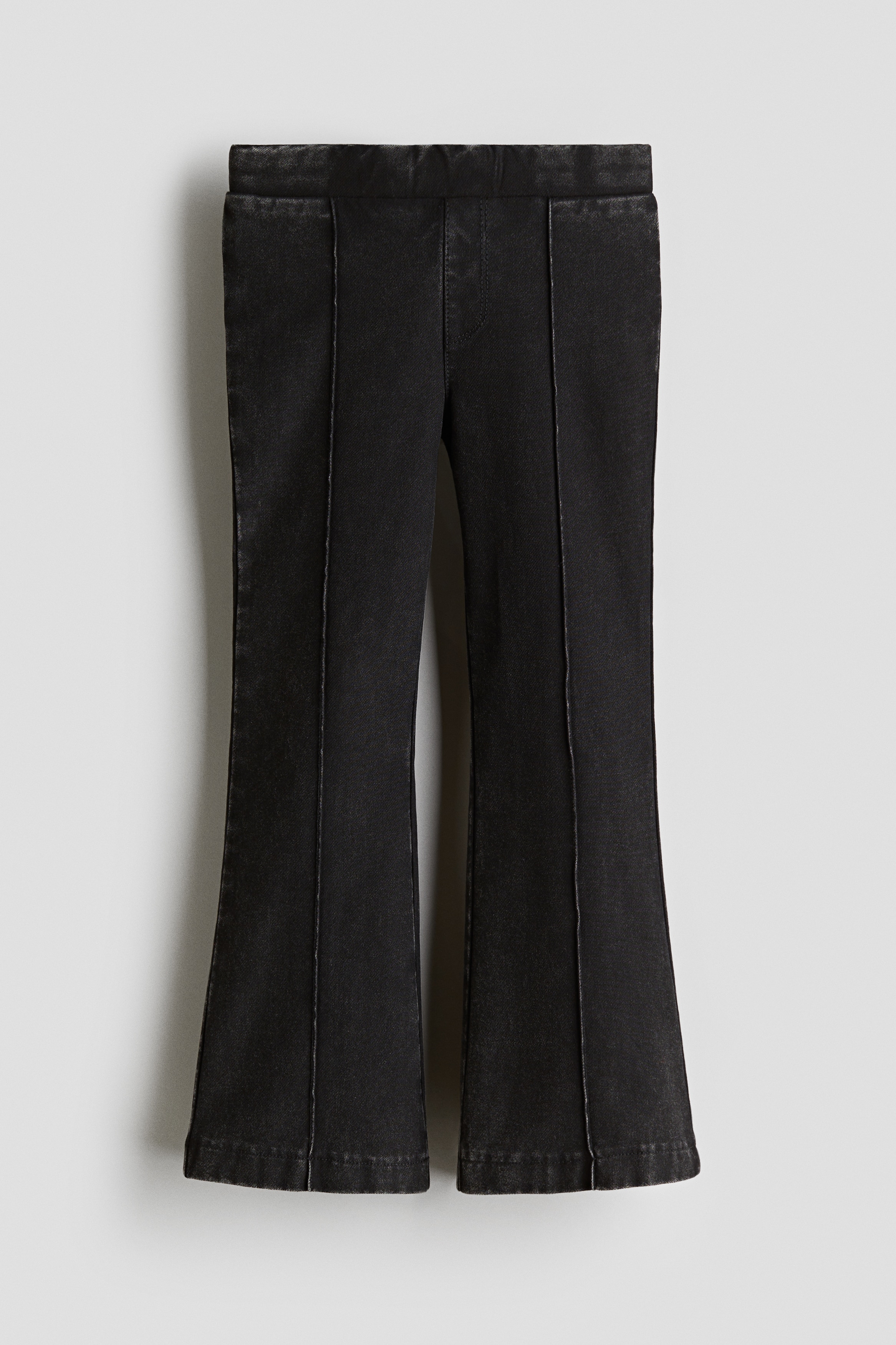 데님 느낌을 준 가벼운 코튼 스웨트셔츠 소재의 제깅스. 밴딩으로 허리 사이즈 조절. 페이크 플라이. 앞면에 크리스가 박음질처리된 플레어 레그. 이미지