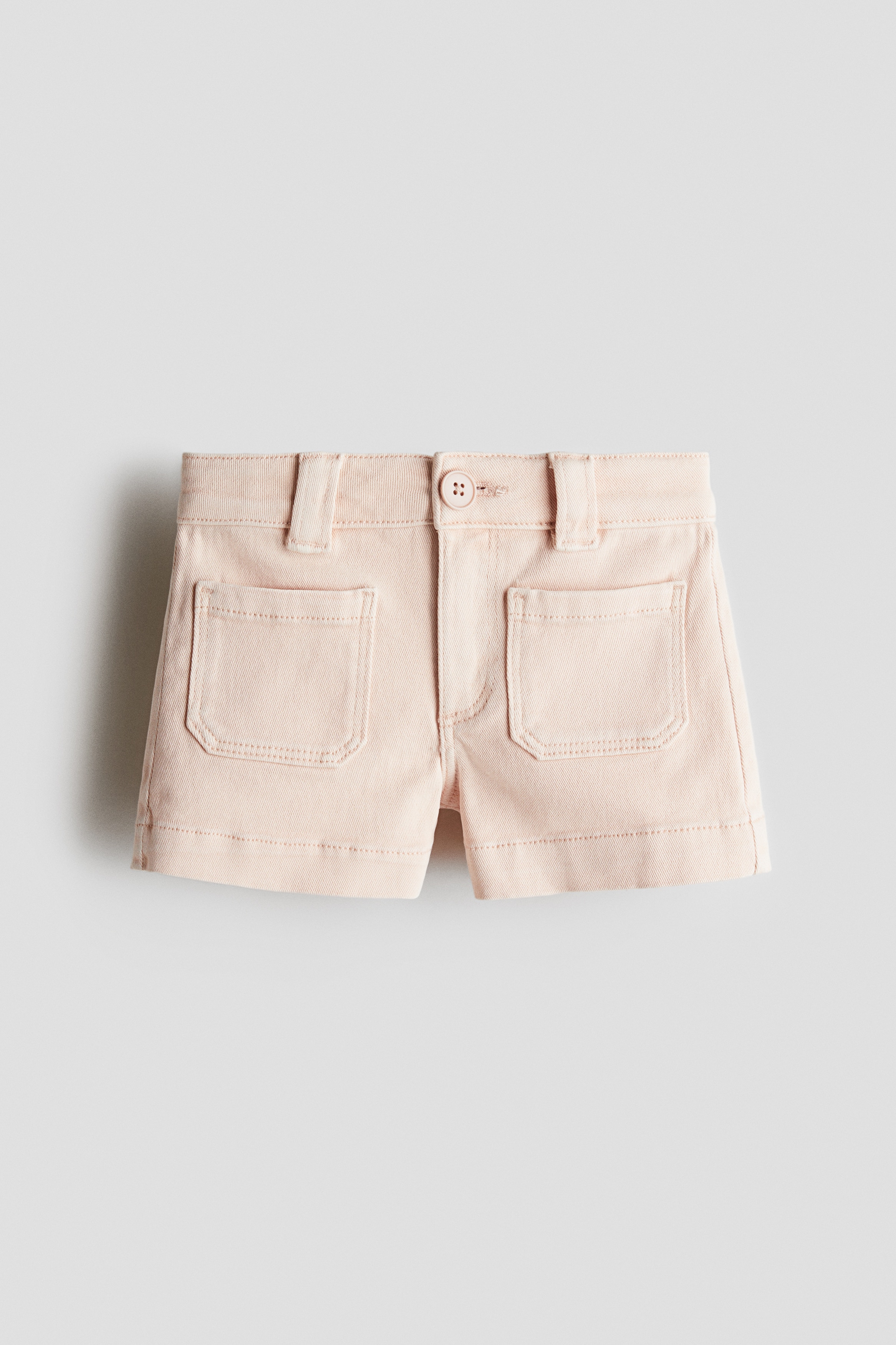 부드러운 코튼 트윌 소재의 반바지. 밴딩으로 허리 사이즈 조절. 지퍼와 버튼 클로저. 앞면 패치포켓. 이미지