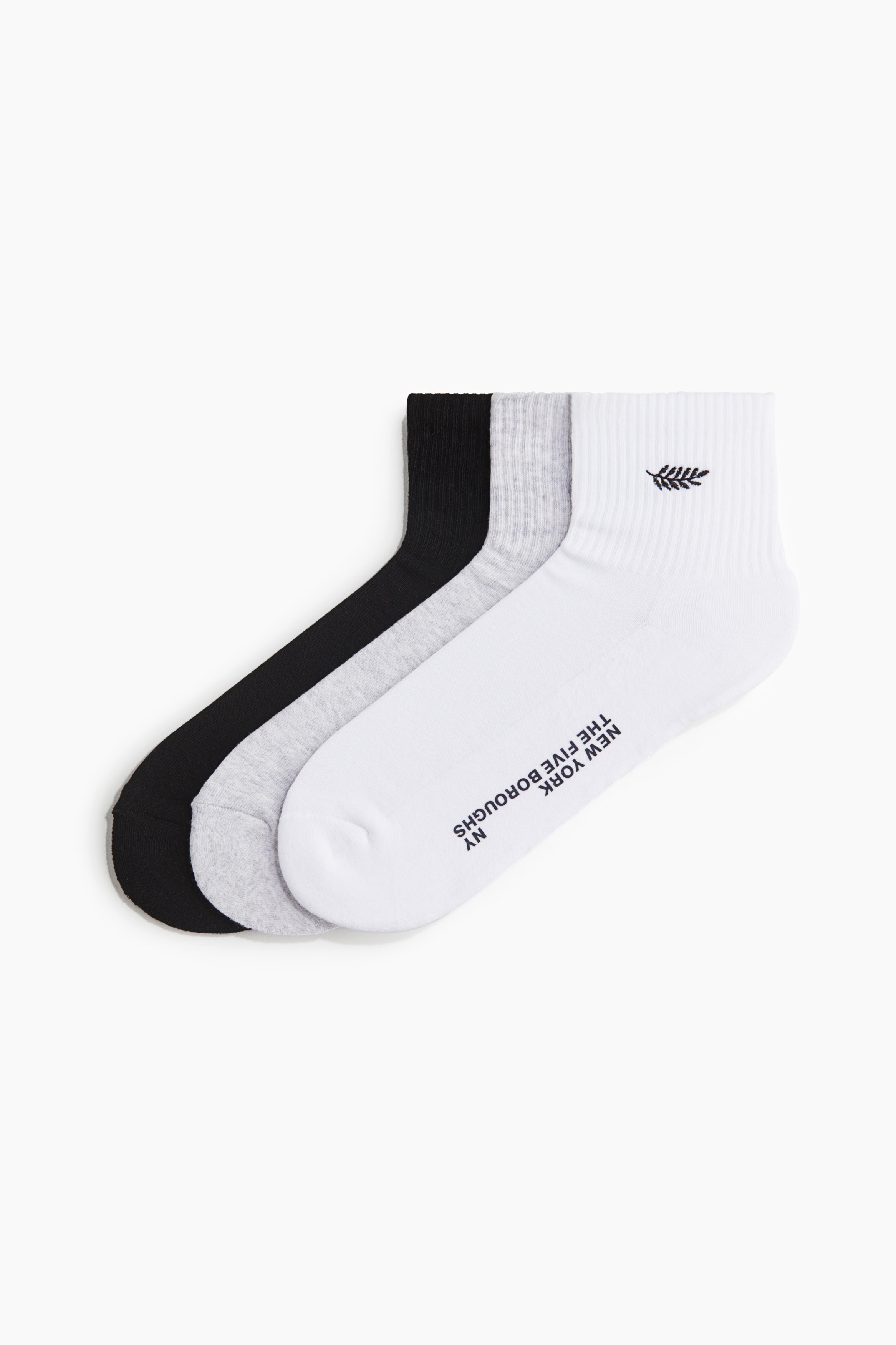 부드러운 코튼 혼방 파인니트 소재의 파인니트 양말 세트. 작은 자수 장식이 있는 입구 부분이 신축성 있게 처리됨. 이미지