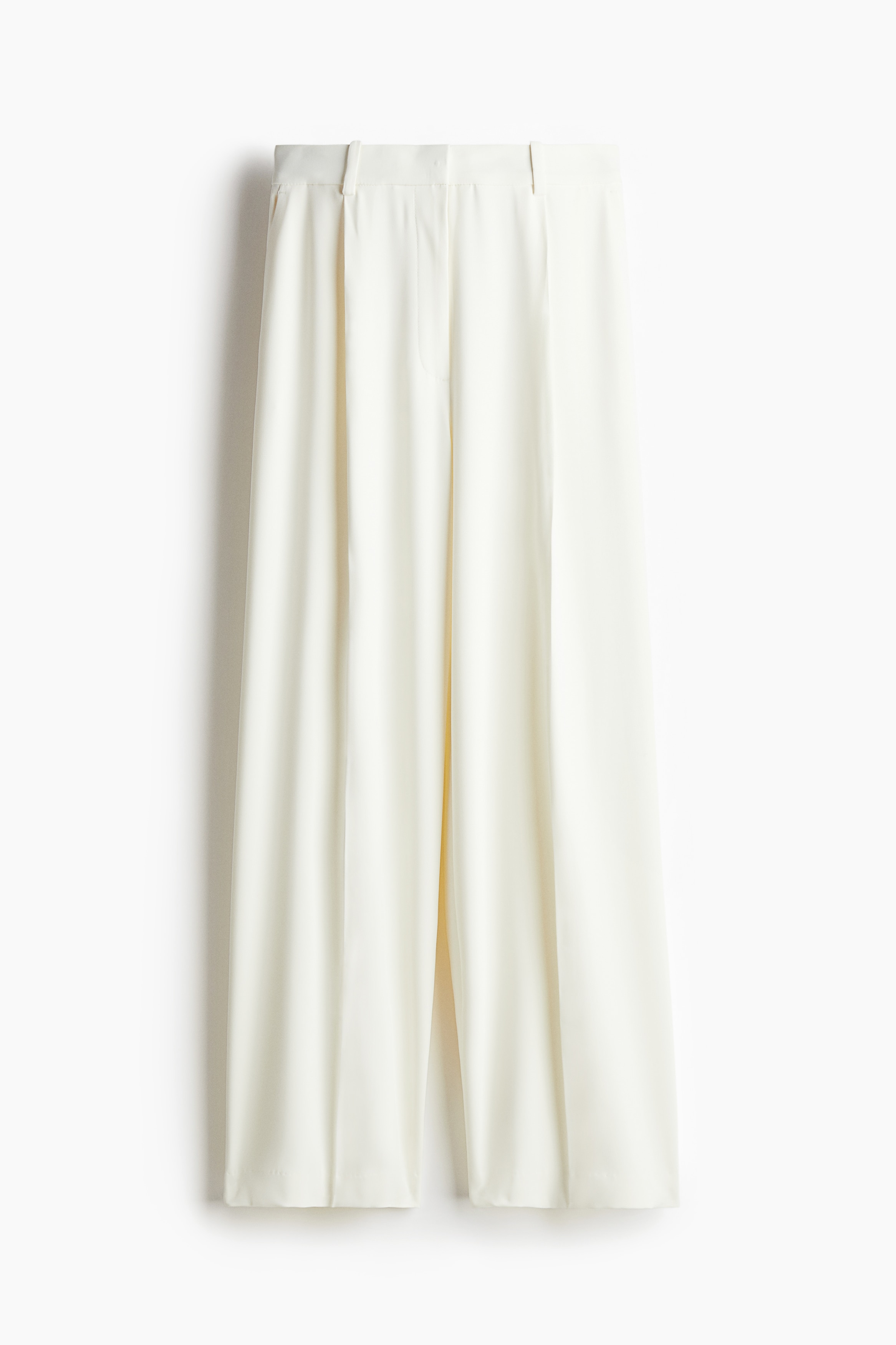 우븐 소재의 하이웨이스트 테일러드 팬츠. 지퍼와 히든 버튼, 후크 바 클로저. 루즈핏. 사선 방향의 옆면 포켓. 뒷면 페이크 웰트포켓. 앞면에 플리츠가, 앞뒷면에 크리스가 잡힌 스트레이트 레그. 이미지