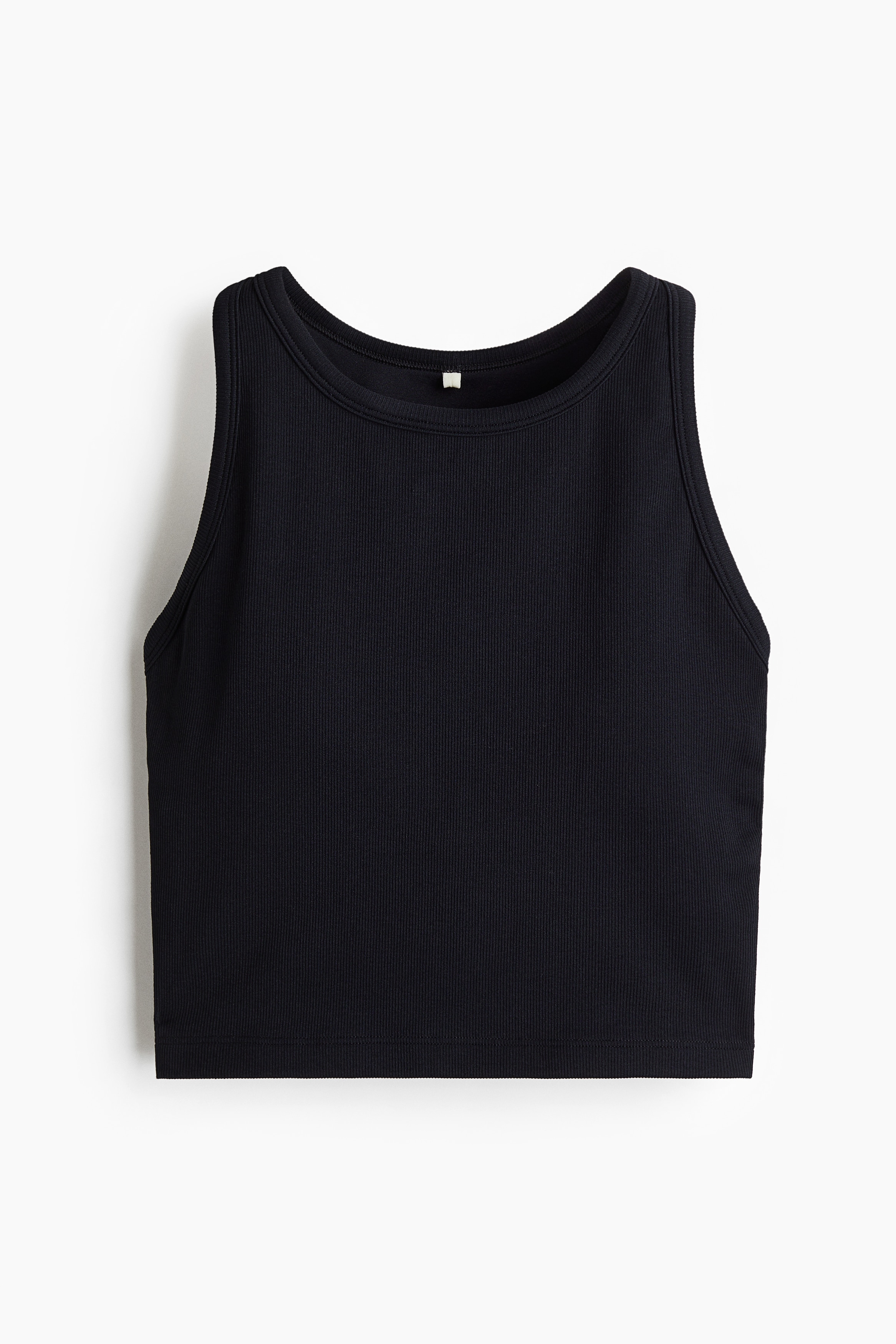 수분을 빠르게 흡수하여 편안하고 쾌적한 활동을 도와주는 기능성 DryMove™ 소재의 리브드 롱라인 스포츠 브라. 얕게 파인 네크라인. 레이서백. 안감처리된 컵에 가슴 라인을 살려주는 탈부착식 캡이 내장되어 핏을 조절할 수 있음. 중강도 운동에 적합한 미디엄 서포트. 솔기를 최소화해 착용감이 편안하며 활동성이 높은 디자인. 이미지