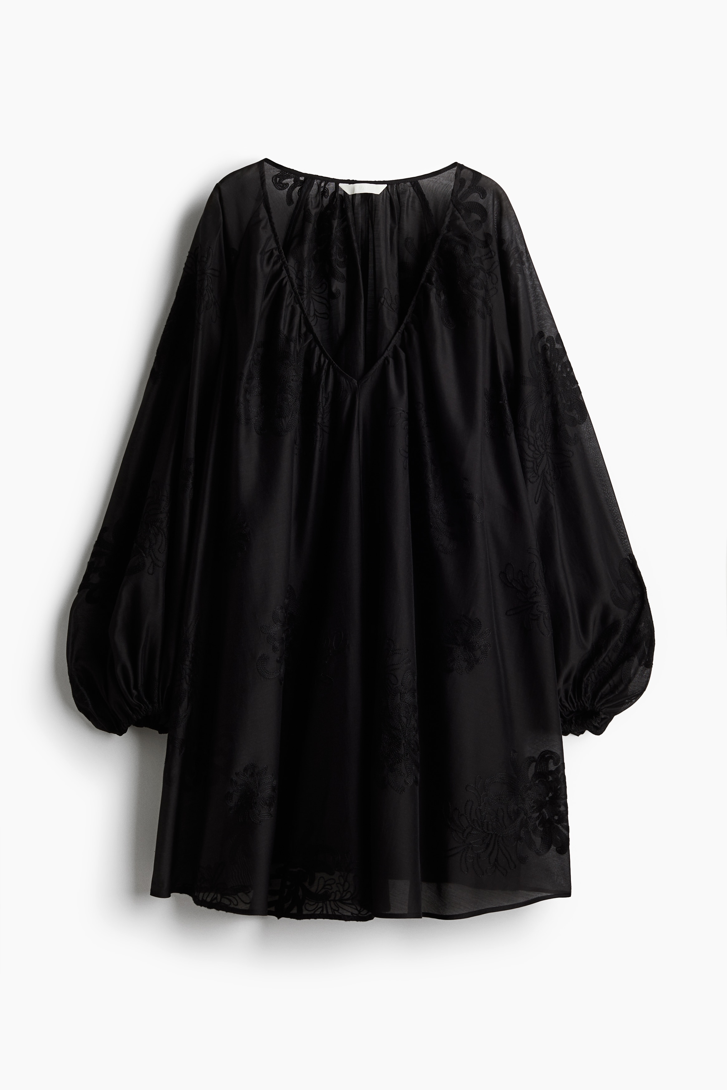 자수로 장식된 가벼운 우븐 소재의 루즈핏 미니 원피스. 주름이 잡힌 V자 네크라인. 래글런 스타일의 풍성한 긴소매. 신축성 소맷단. 안감 생략. 이미지