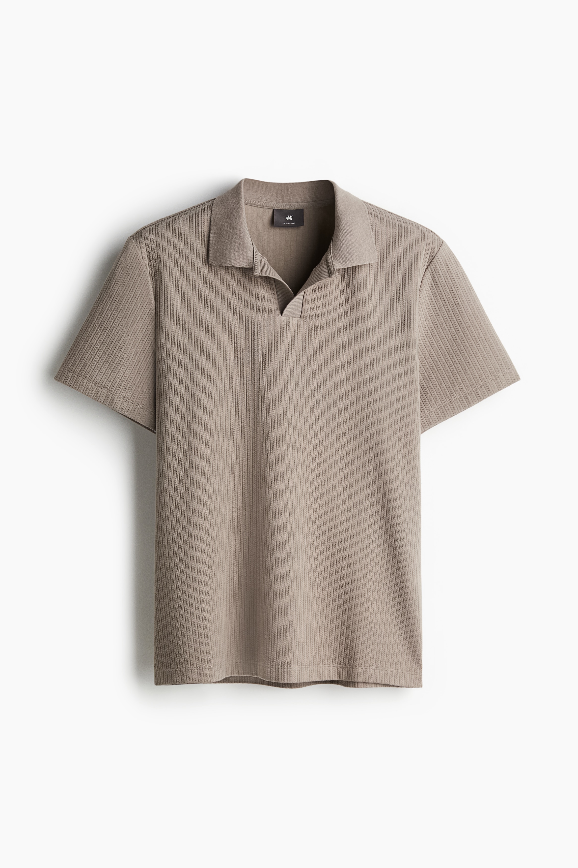 텍스처가 있는 톡톡한 코튼 저지 소재의 폴로셔츠. 상단에 칼라와 짧은 V자 트임이 있음. 반소매. 옆면 하단에 트임이 있는 스트레이트 헴라인. 착용감이 편안하고 클래식한 레귤러핏 실루엣. 이미지