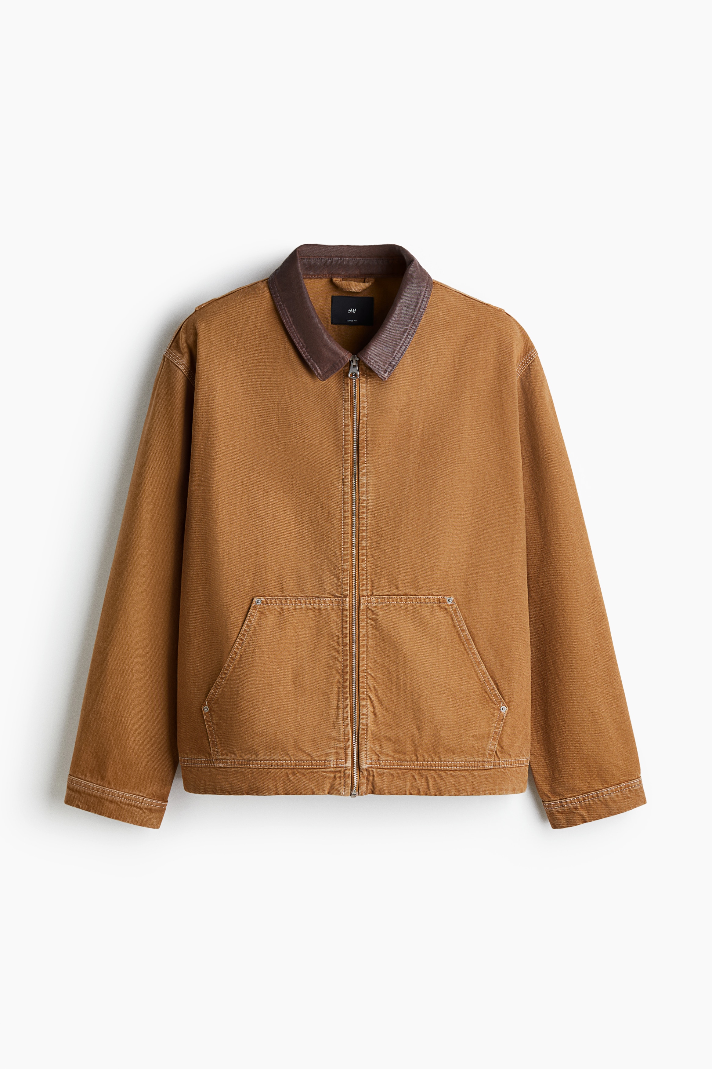 탄탄한 코튼 데님 소재의 재킷. 포인트 컬러로 마감된 칼라. 집업 스타일. 앞면 패치포켓. 버튼으로 핏을 조절하는 소맷단. 옆면 하단의 탭과 버튼으로 핏 조절. 이미지