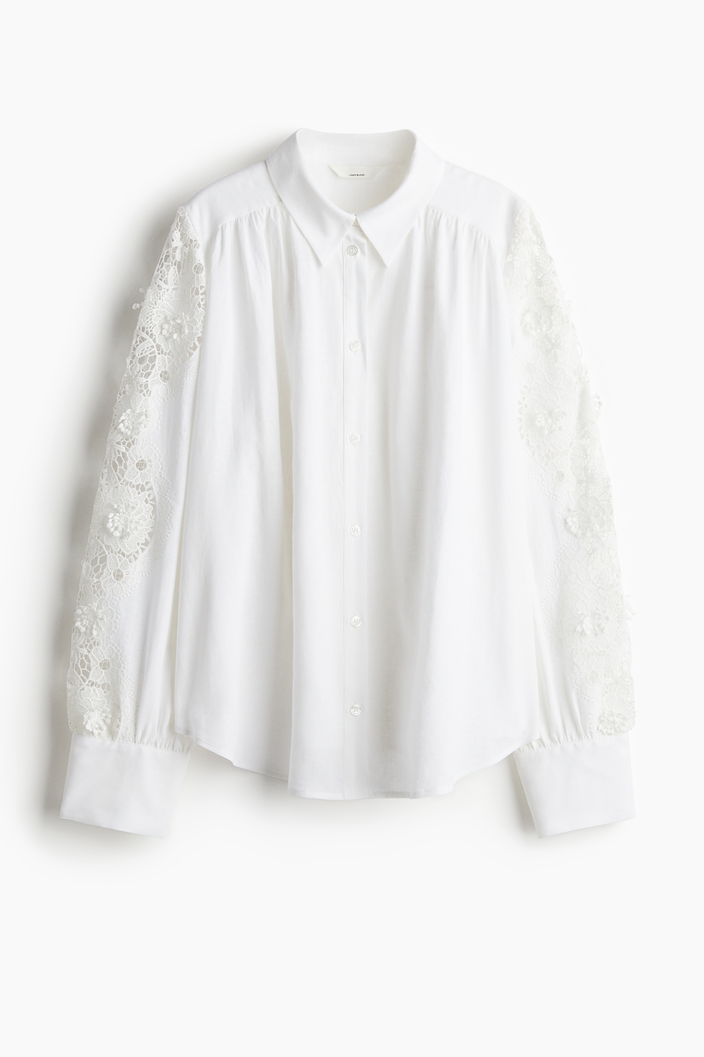 Oversized shirt in an airy linen and viscose weave. It features a collar, buttons down the front and a yoke with gathers at the front and back. Long sleeves with buttoned cuffs and decorative lace insets. Rounded hem. 이미지1