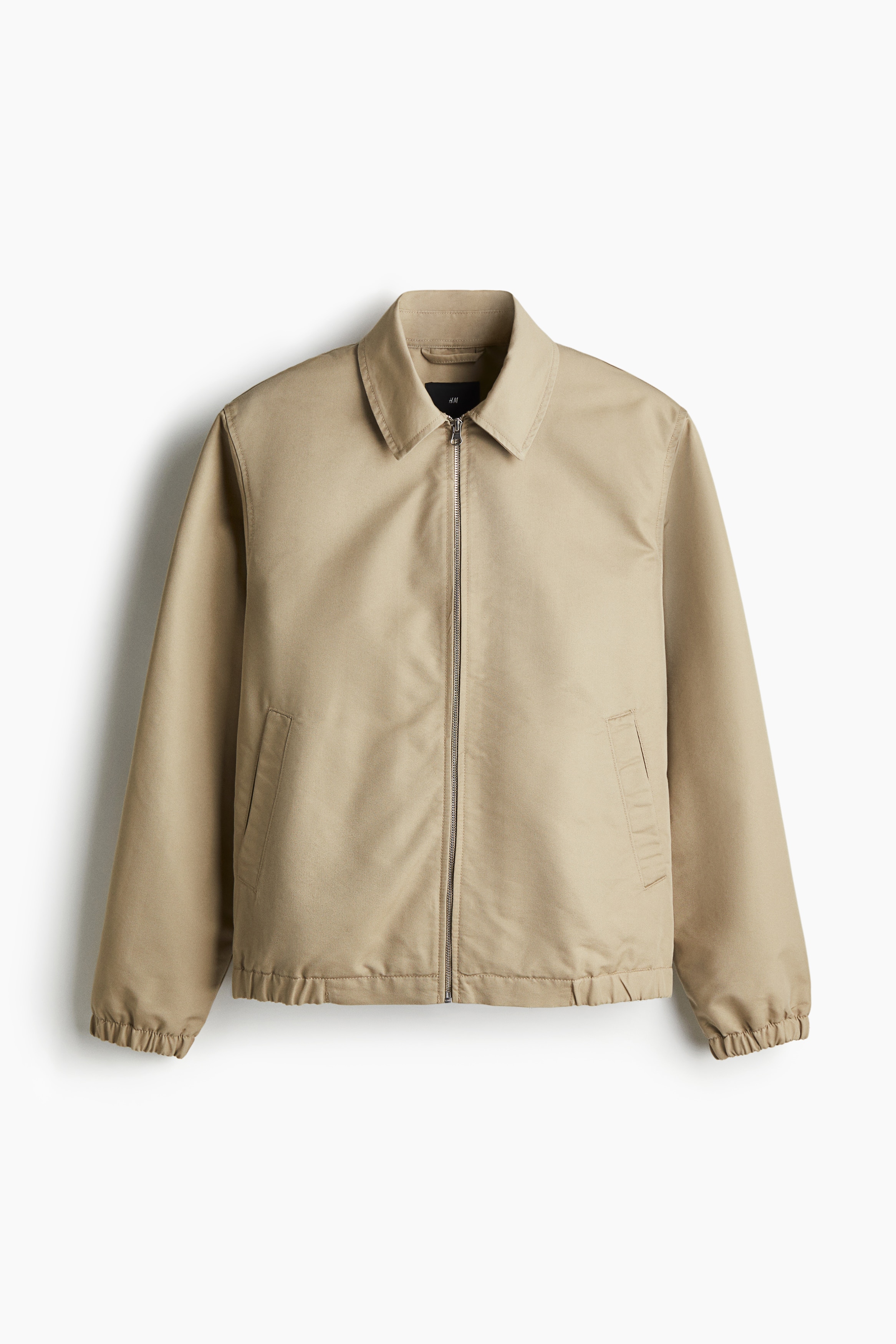 톡톡한 데님 소재의 칼라 재킷. 집업 스타일. 사선 방향의 앞면 웰트포켓. 내부 포켓. 신축성 소맷단과 아랫단. 착용감이 편안하고 클래식한 레귤러핏 실루엣. 안감 부착. 이미지