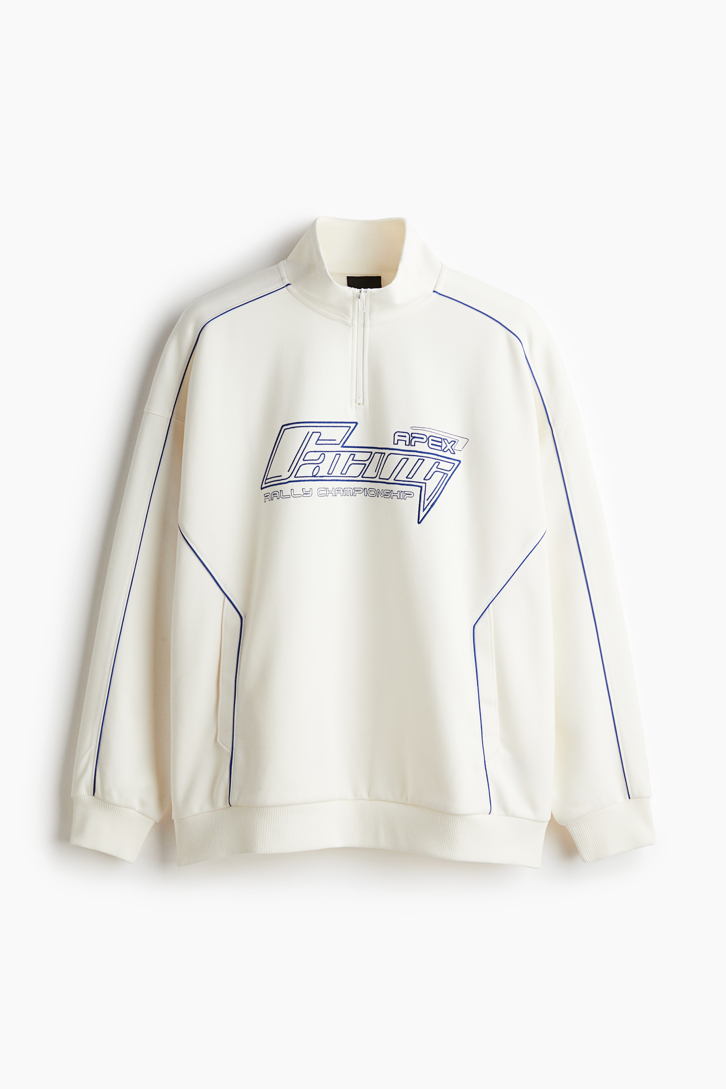 코튼이 혼방된 스쿠버 패브릭 소재의 탑. 하이넥. 상단 지퍼. 뒷면 요크 디테일. 드롭 숄더. 긴소매. 리브드 소맷단과 아랫단. 넉넉하지만 오버사이즈보다는 약간 피트되는 루즈핏 실루엣. 이미지