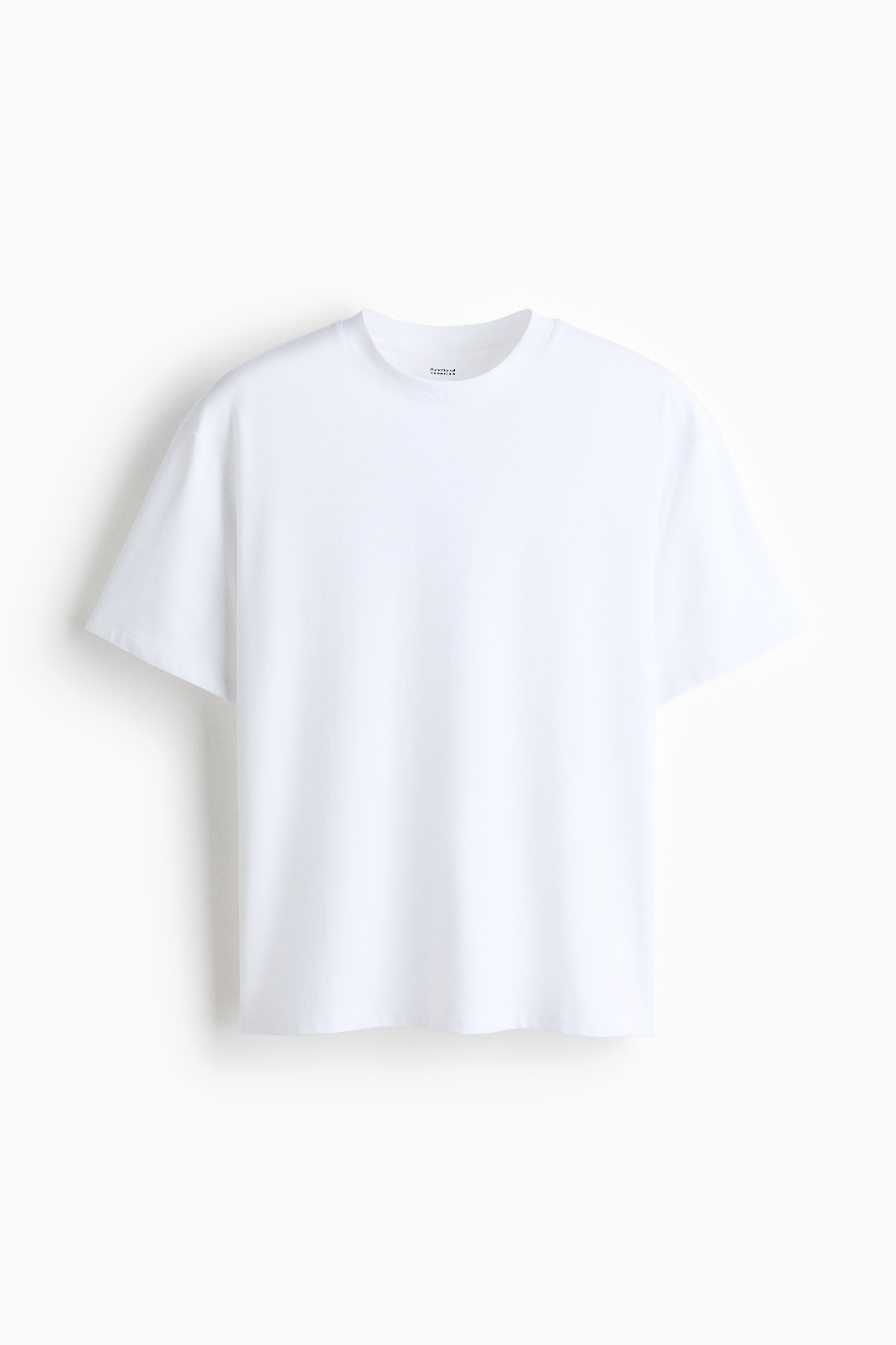 Relaxed-fit T-shirt in a breathable, moisture-wicking fabric that helps release excess heat to keep you fresh. Round, rib-trimmed neckline, dropped shoulders, short sleeves and a straight-cut hem. Functional Essentials is a curated selection of pieces that incorporates comfort and performance into everyday wear. 이미지