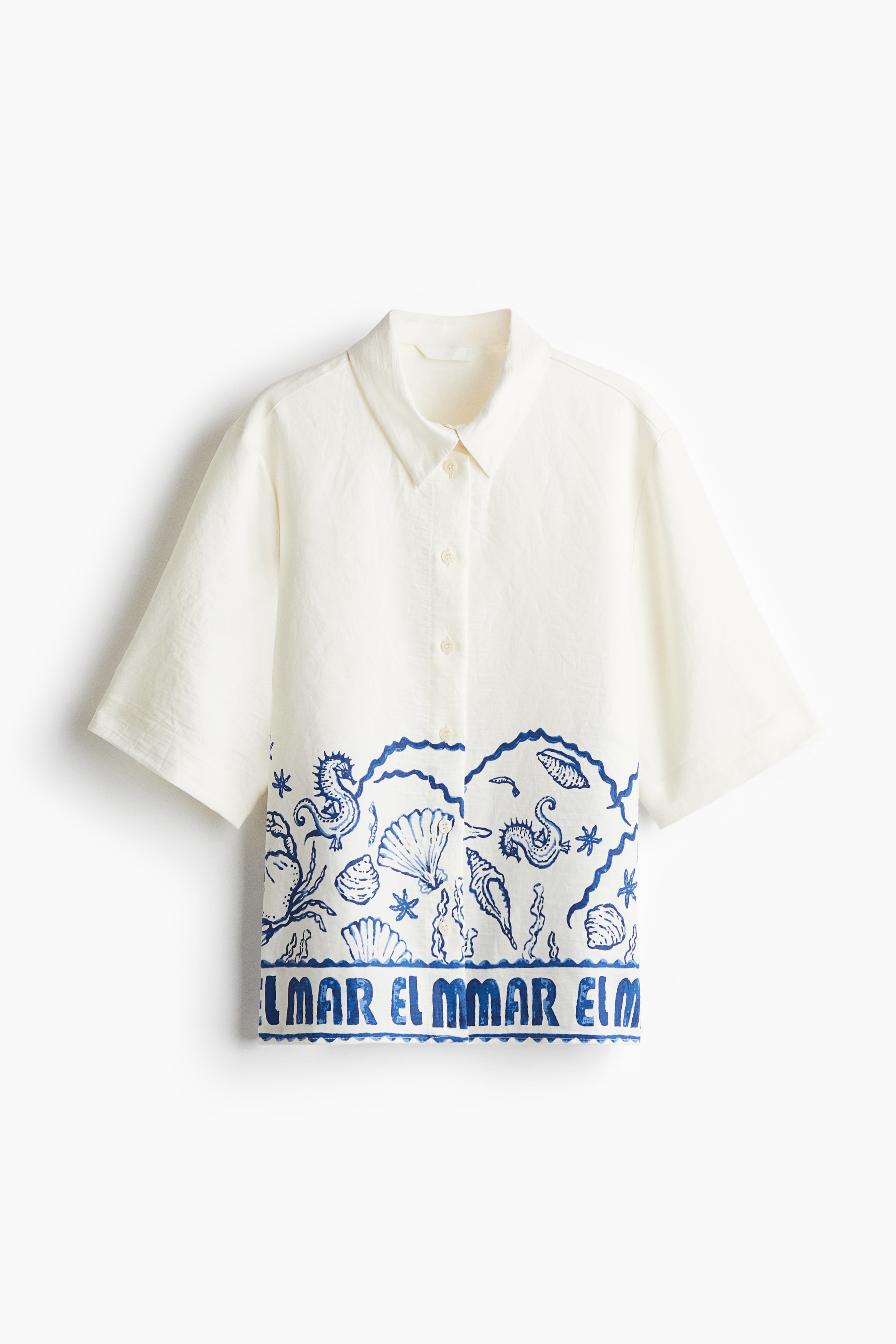 프린트 장식이 있는 셔츠. 칼라와 앞면 버튼이 있음. 5부 소매. 양쪽 옆면에 트임이 있는 스트레이트 헴라인. 이미지