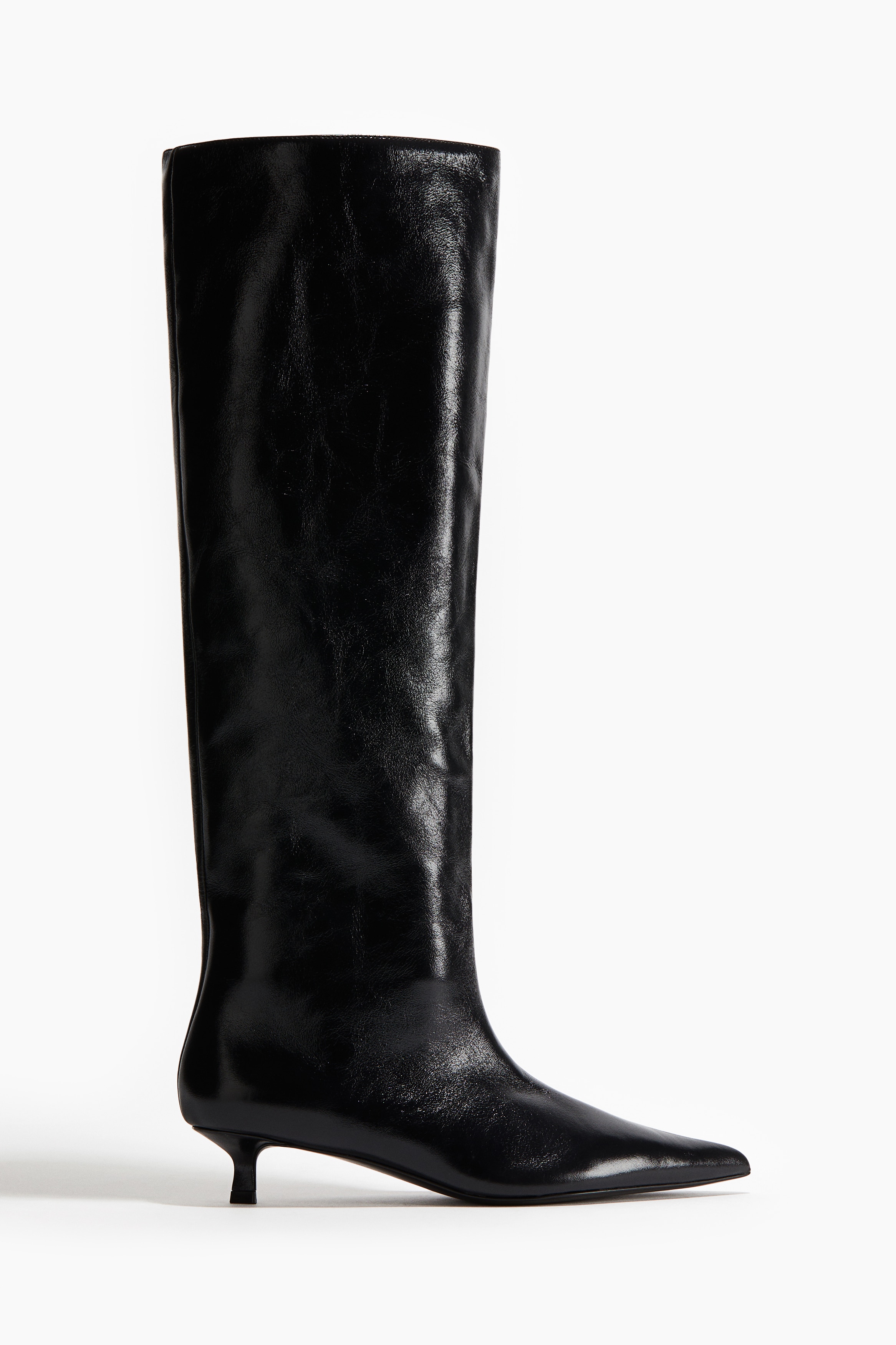 Boots in soft leather with slouchy shafts, pointed toes and kitten heels. Jersey linings and leather insoles. 이미지