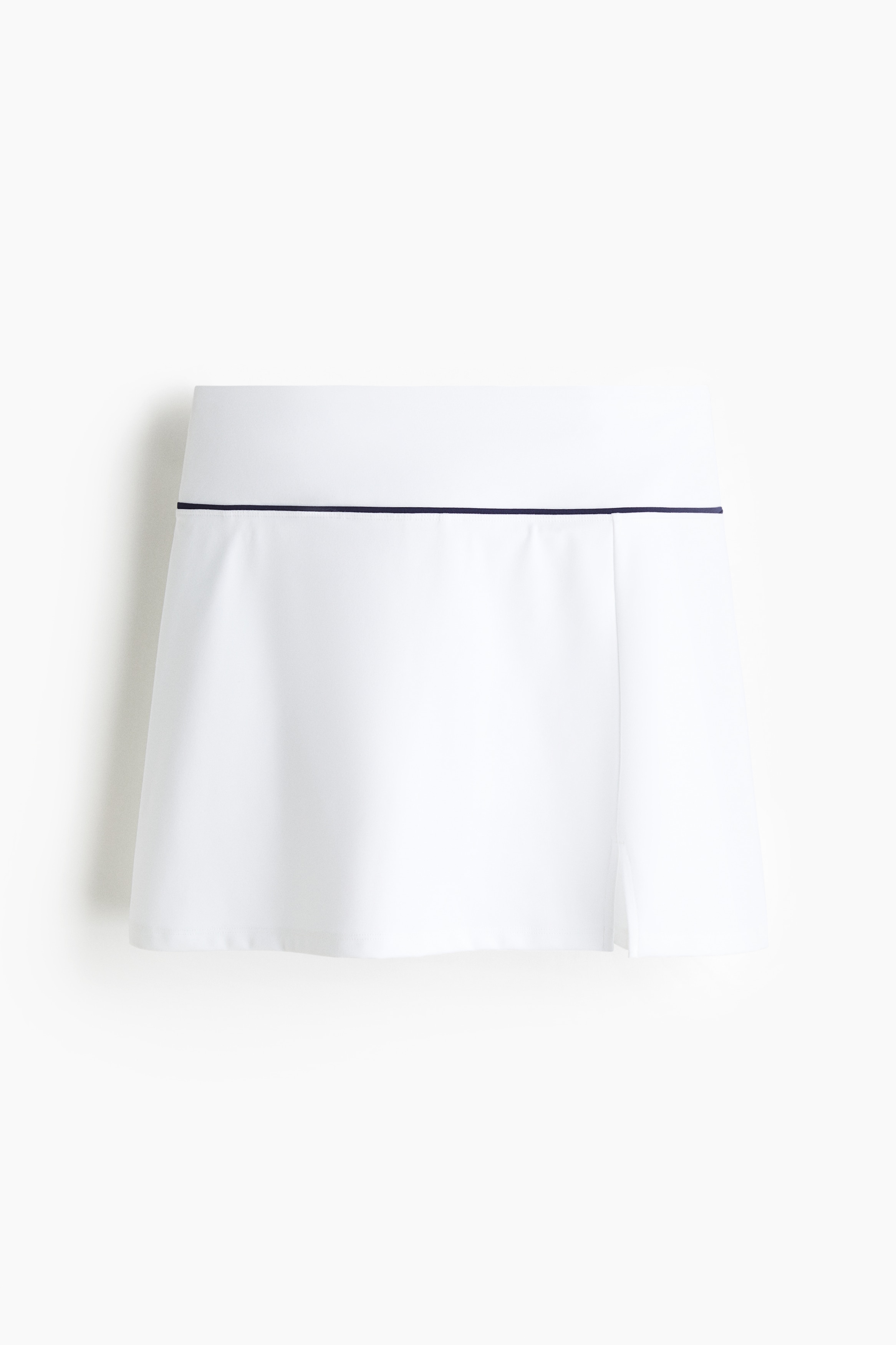 수분을 빠르게 흡수하여 편안하고 쾌적한 활동을 도와주는 기능성 DryMove™ 소재의 스포츠 스커트. 하이웨이스트. 신축성 허릿단. 한쪽 옆면 하단에 트임이 있음. 한쪽 다리 부분에 포켓이 있는 저지 핫팬츠 내장. 이미지