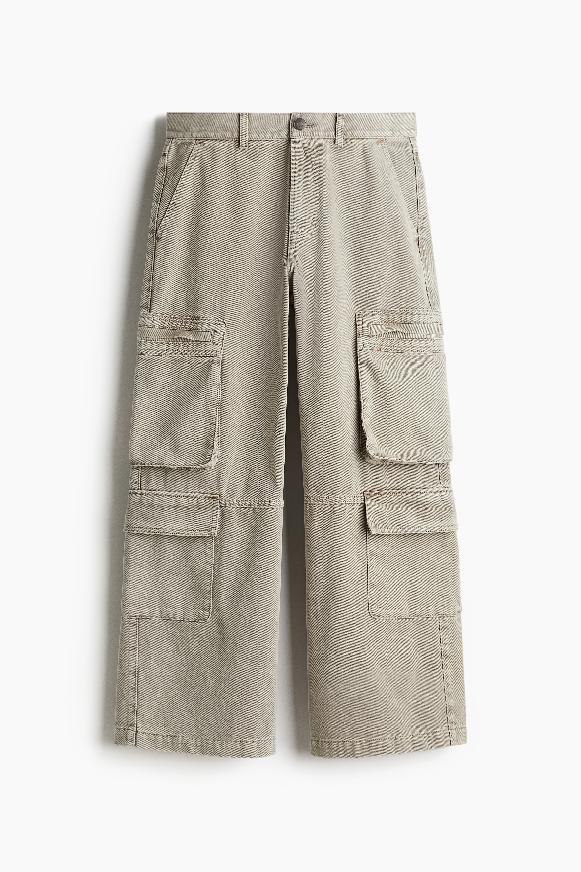 톡톡한 코튼 데님 소재의 카고 진. 사선 방향의 옆면 포켓. 뒷면 포켓. 플랩이 있는 다리 포켓 4개. 힙부터 하단까지 루즈핏으로 떨어지며, 다리 전체가 매우 넉넉한 라운드 레그. 밑위가 긴 디자인. 아랫단이 주름지는 기장. 레귤러 웨이스트. 지퍼 플라이. 매일 착용할 수 있도록 고안된 디자인. 이미지