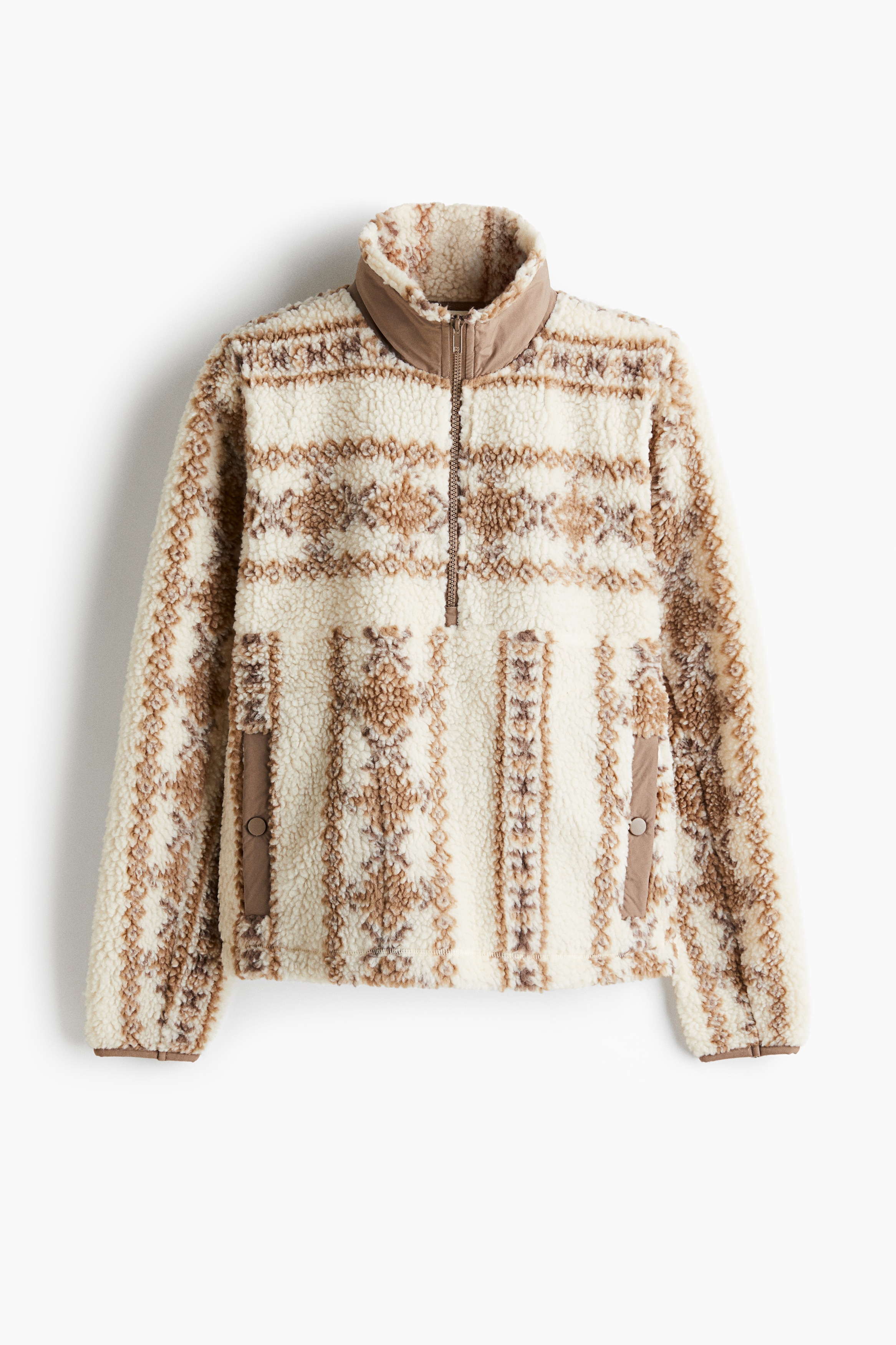 부드러운 테디 소재의 탑. 우븐 디테일. 하이넥. 상단 지퍼. 스냅버튼으로 여닫는 옆면 웰트포켓. 긴소매. 바인딩처리된 소맷단. 신축성 드로스트링과 코드락이 있는 아랫단. 이미지