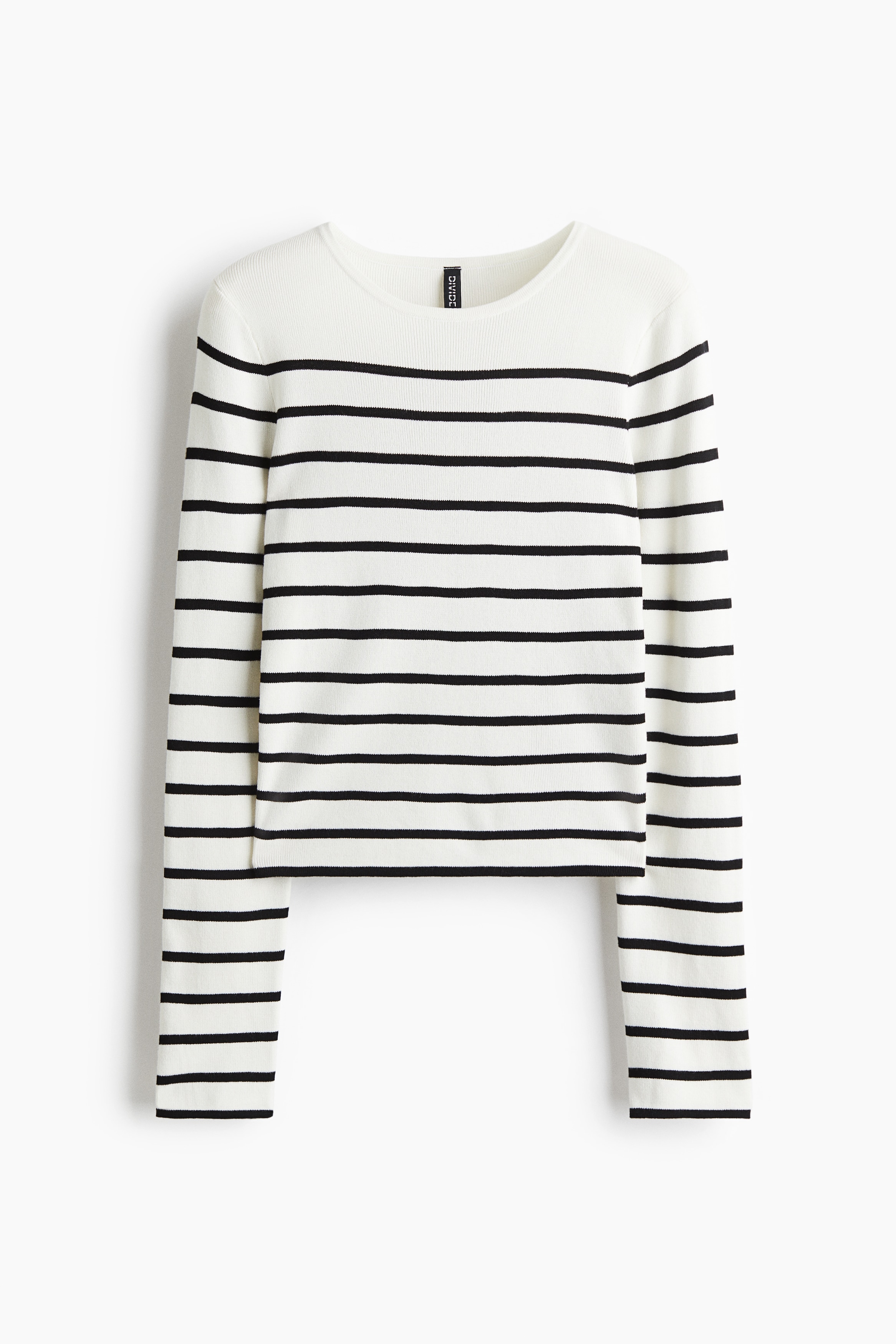 비스코스가 혼방된 부드러운 니트 소재의 긴소매 스웨터. 짧은 기장. 슬림핏. 라운드넥. 스트레이트 헴라인. 이미지