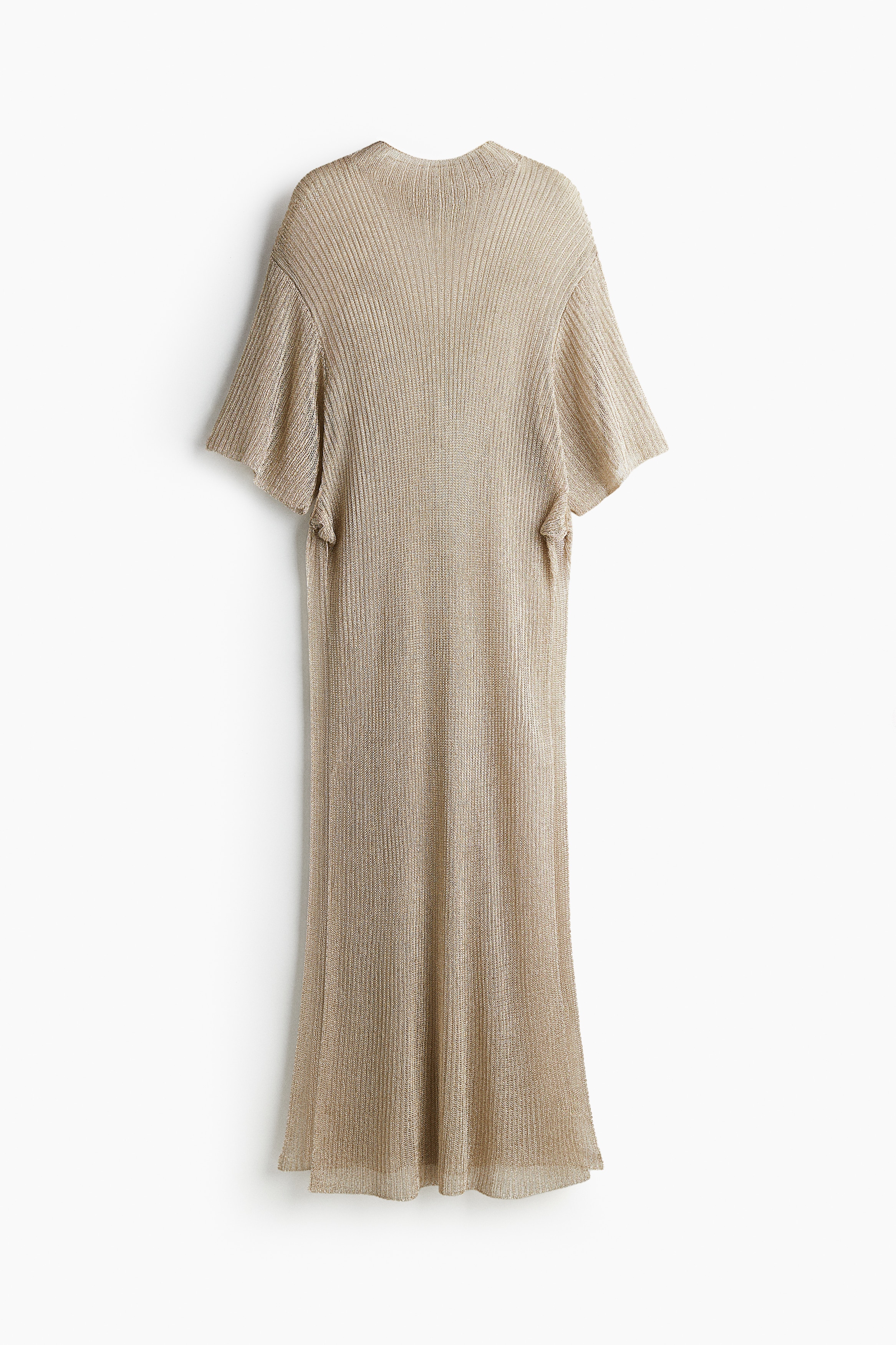 Studio Collection. 광택사를 함유한 비스코스 혼방 루즈 리브니트 소재의 시스루 비치 커버업. 롱 기장. 박시한 루즈핏. 하이넥. 드롭 숄더. 5부 소매. 옆면을 오픈하였으며, 힙 윗부분의 와이드한 꼬임 디테일로 앞뒷면을 연결하여 가볍게 드레이핑 효과를 준 디자인. 안감 생략. 이미지