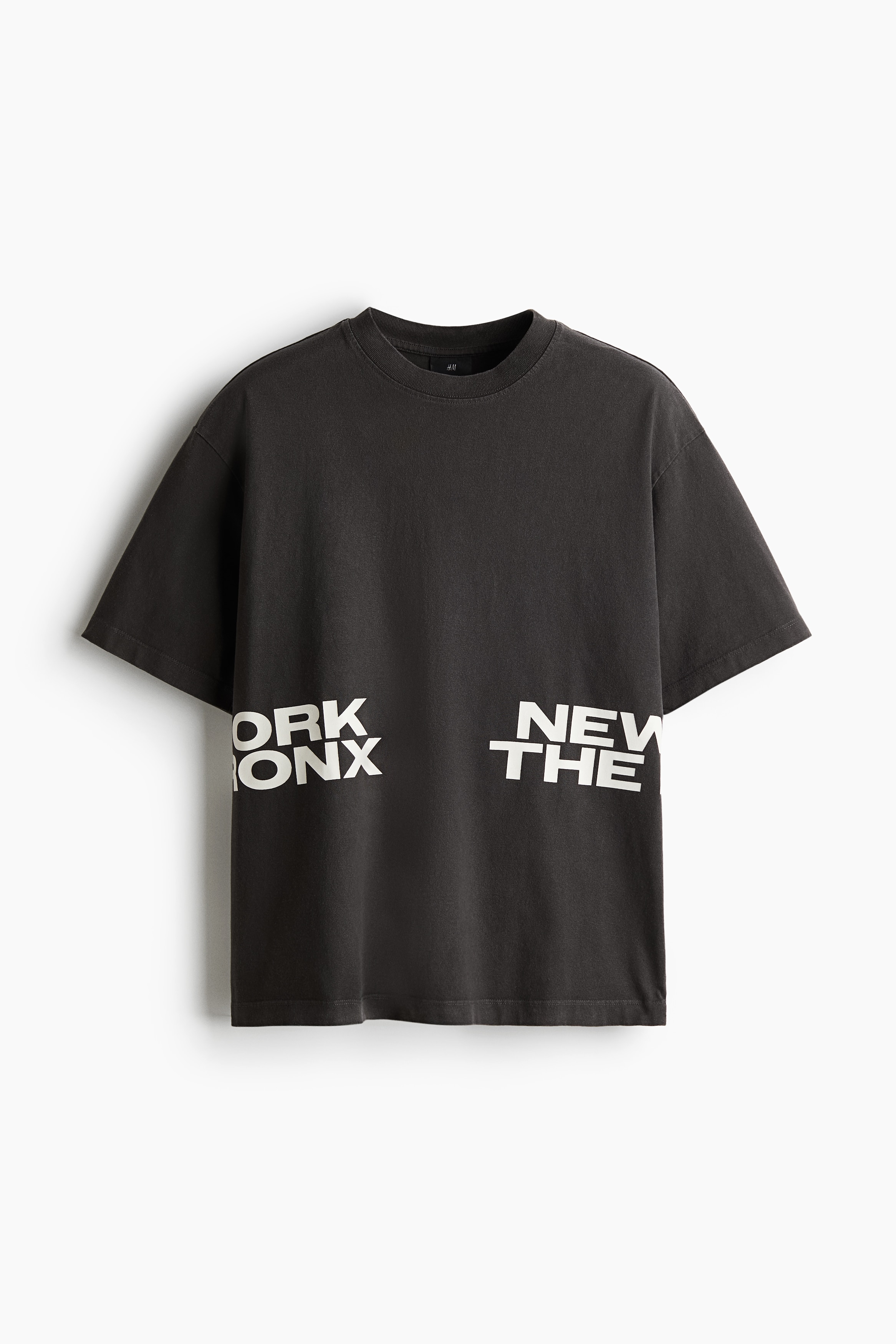 워싱처리된 느낌의 톡톡한 코튼 저지 티셔츠. 프린트 장식. 리브드 마감된 라운드 네크라인. 드롭 숄더. 스트레이트 헴라인. 넉넉하지만 오버사이즈보다는 약간 피트되는 루즈핏 실루엣. 이미지