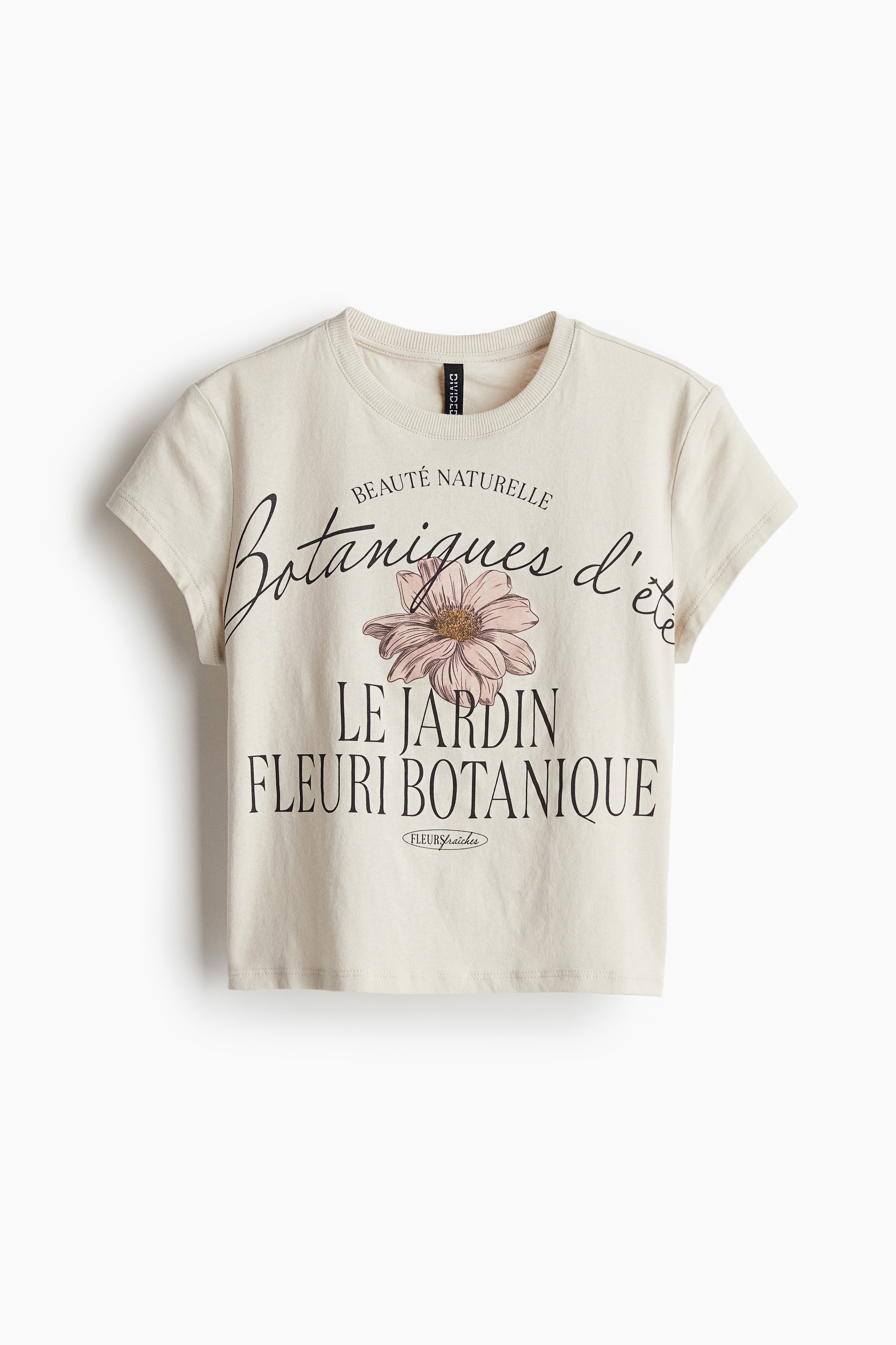 부드러운 코튼 저지 소재의 피트되는 크롭트 티셔츠. 앞면 프린트 장식. 리브드 마감 네크라인. 스트레이트 헴라인. 이미지