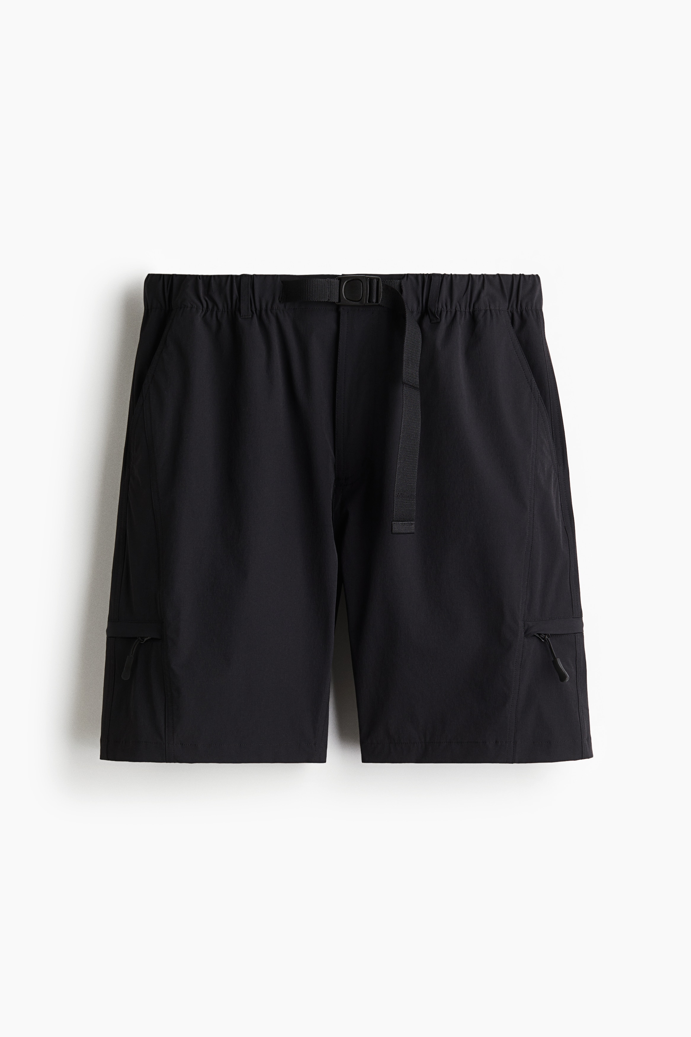 나일론 소재의 반바지. 신축성 허릿단. 지퍼와 버튼 클로저. 플라스틱 버클이 있는 그로그랭 벨트. 사선 방향의 옆면 포켓. 다리 지퍼 포켓. 넉넉하지만 오버사이즈보다는 약간 피트되는 루즈핏 실루엣. 이미지