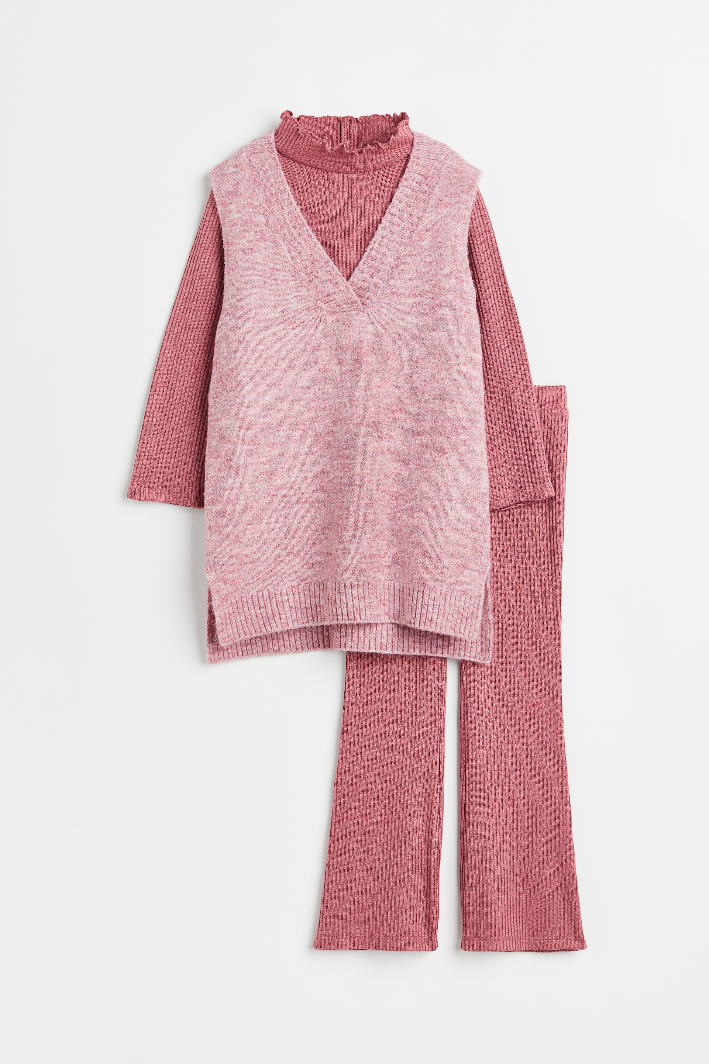 울을 함유한 부드러운 파인니트 소재의 스웨터 베스트, 비스코스가 혼방 골지 저지 소재의 탑과 레깅스 세트. 스웨터 베스트 - 골지로 단처리된 V넥. 옆면 하단 트임. 골지 헴라인. 터틀넥 탑 - 긴소매. 오버로크처리된 네크라인. 레깅스 - 이지 풀온 스타일의 신축성 허릿단. 플레어 라인. 이미지